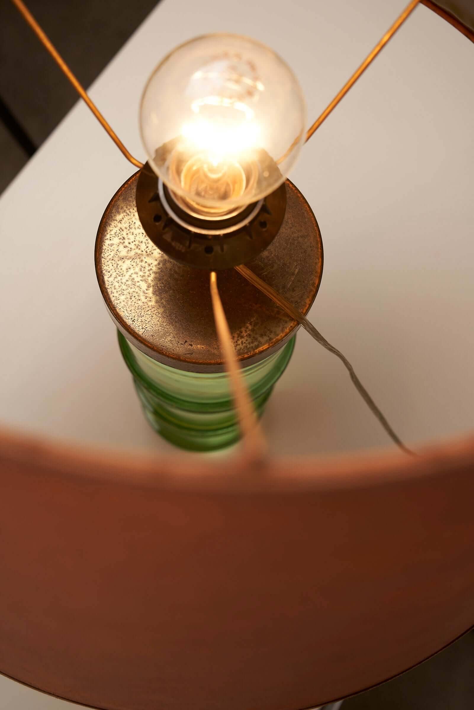 Lampe de table en verre avec abat-jour orange