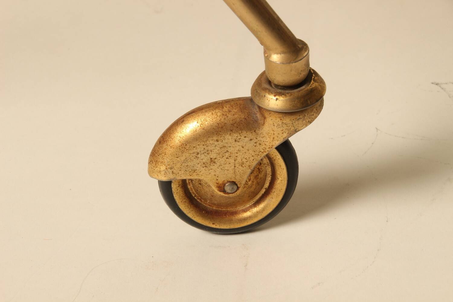 Table d’appoint en laiton et verre dans le style de Jacques Adnet