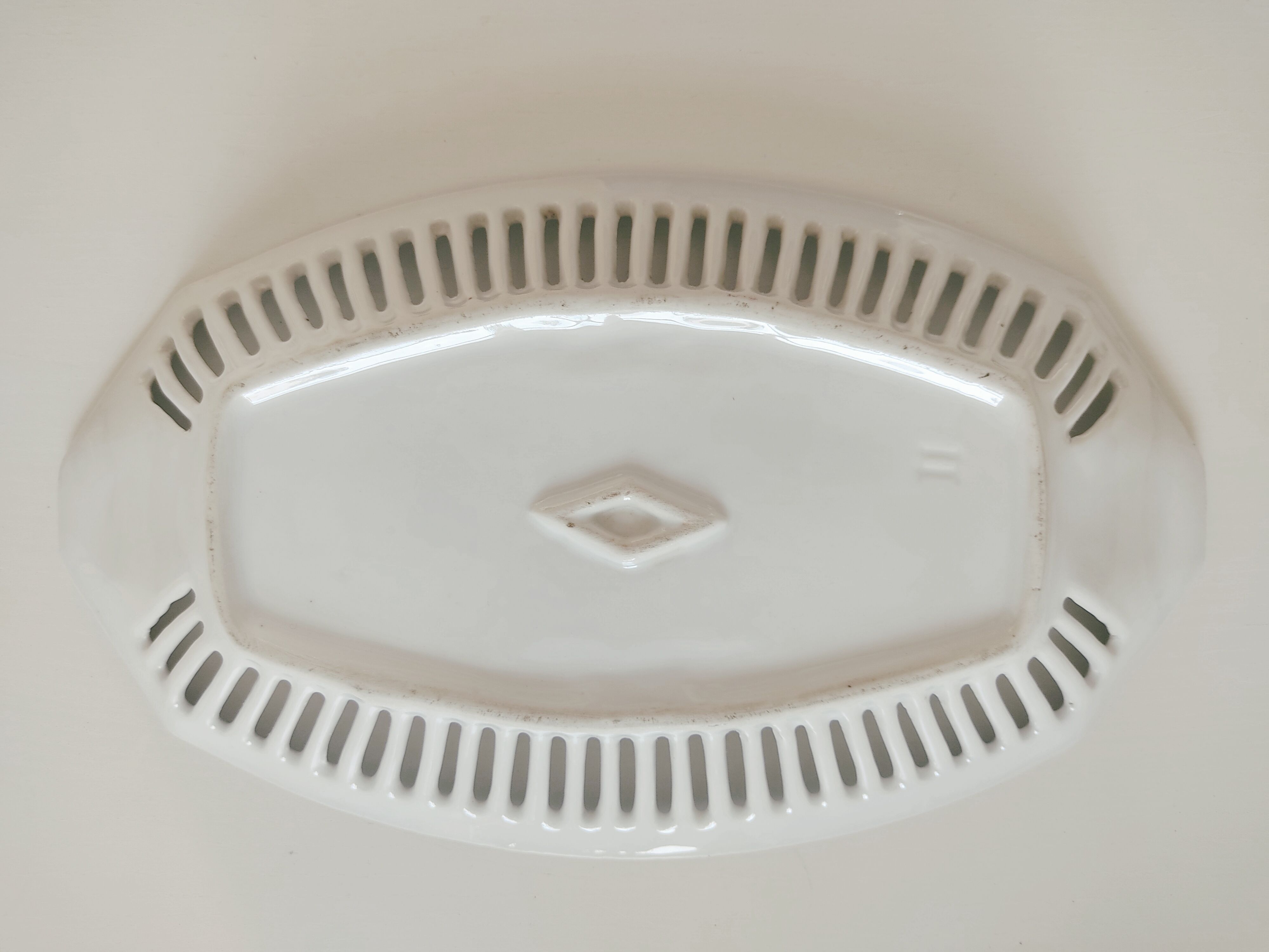 Porcelain dish decorated with water lilies