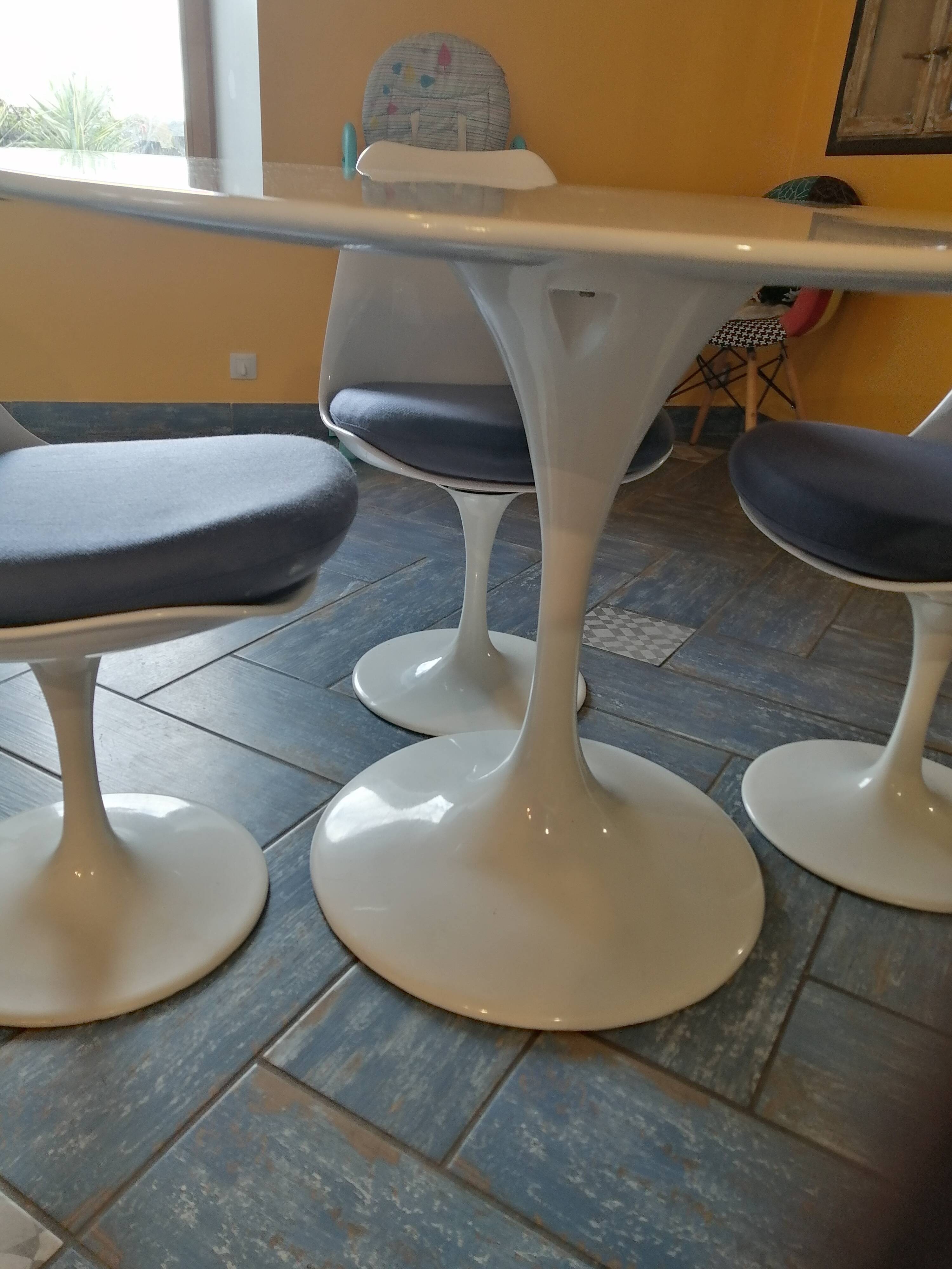 Tulip legs table and chairs