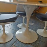 Tulip legs table and chairs
