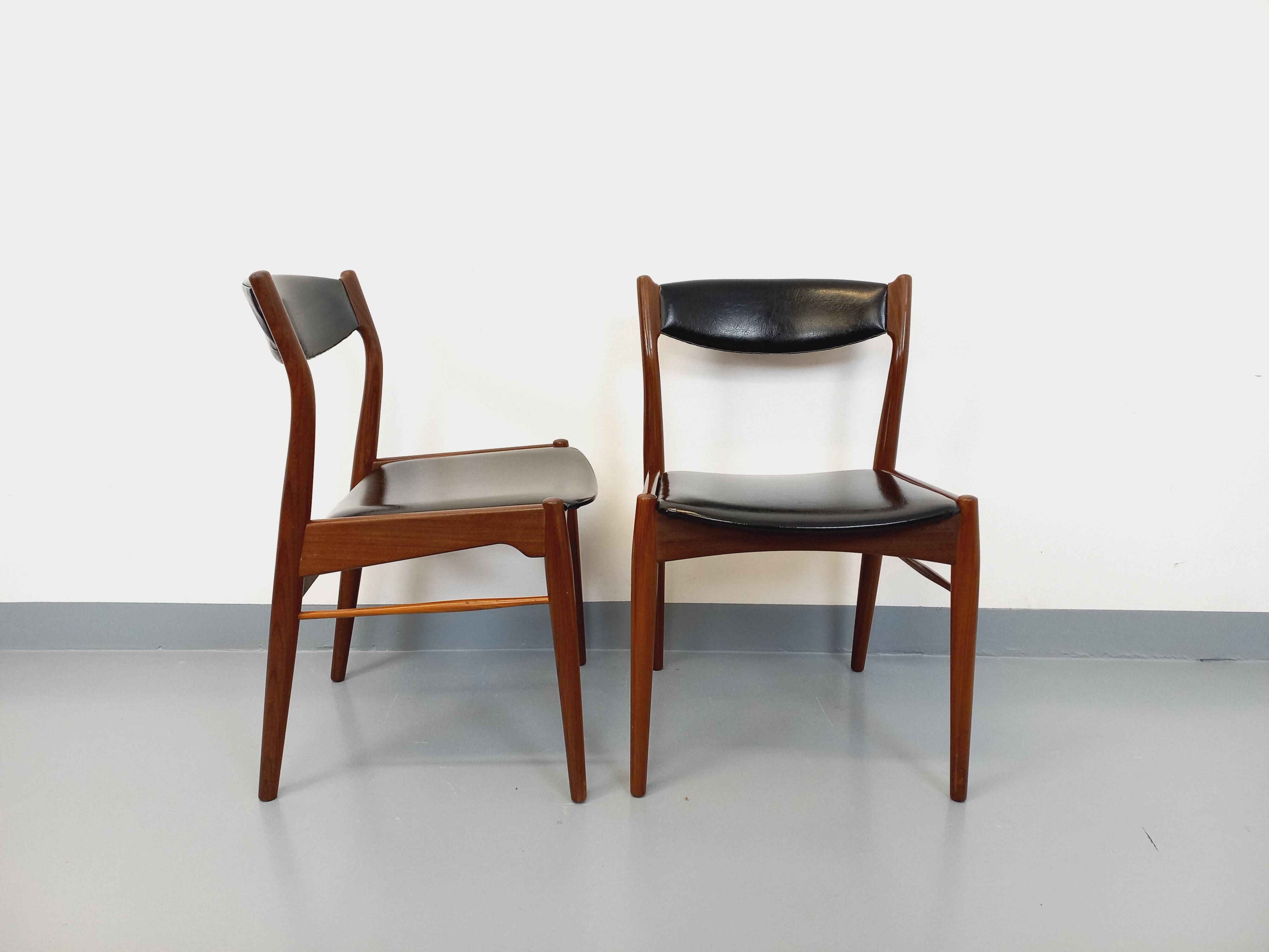 Paire de chaises scandinaves en teck et skaï, années 50-60