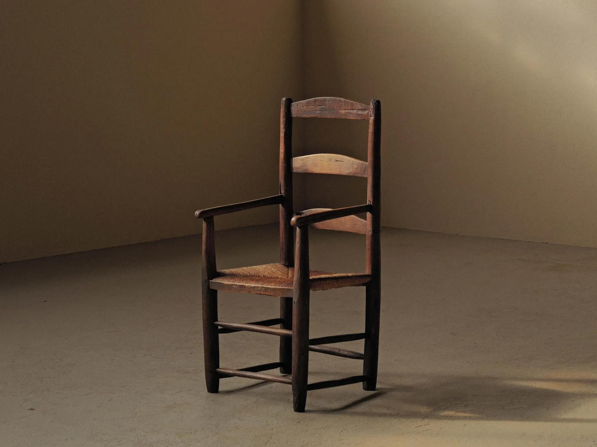 Fauteuil paysan en bois massif et paille, XIXᵉ siècle