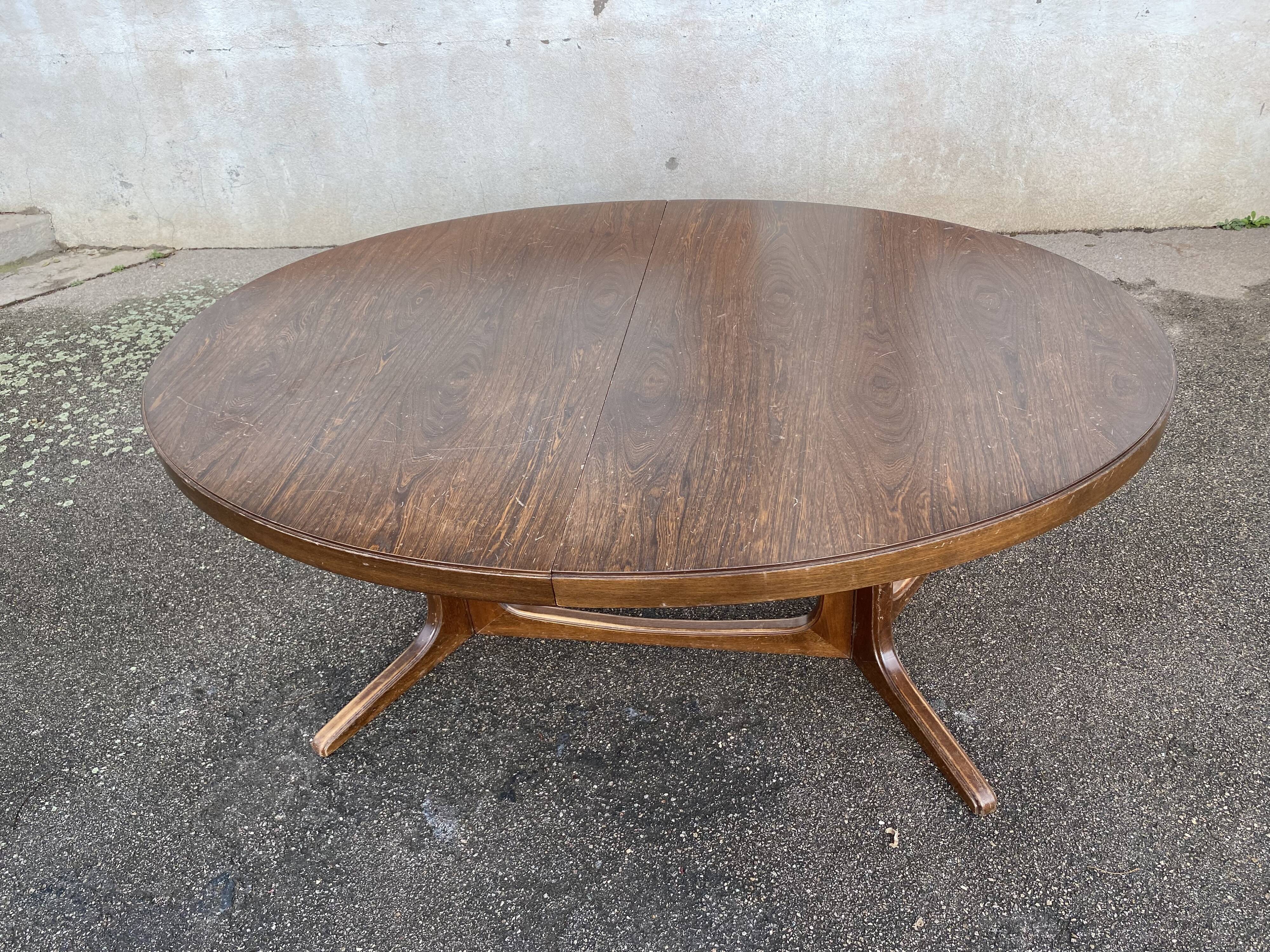 Oval baumann table