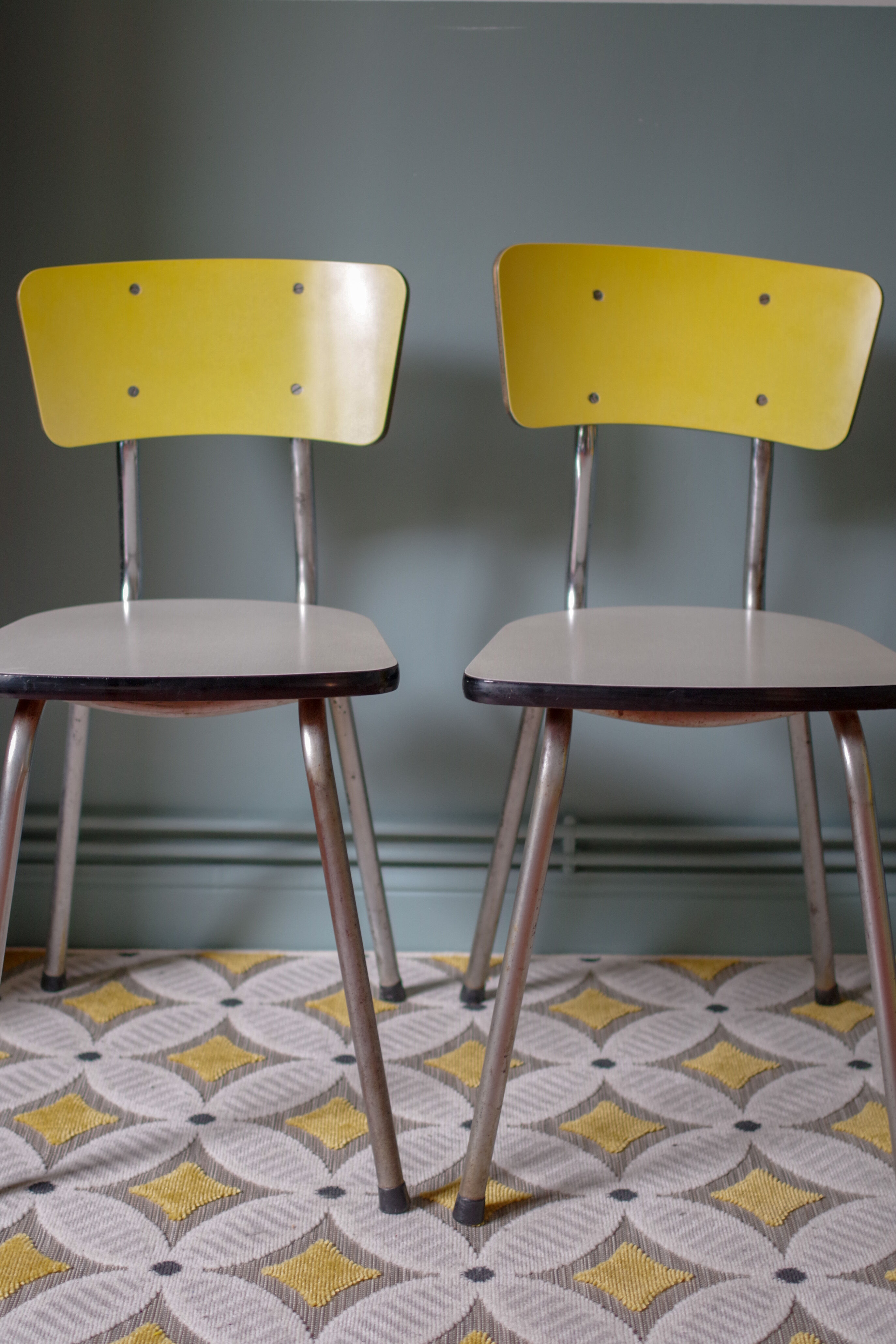 Série de 4 chaises en formica  bicolore jaune et blanc chiné