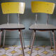 Série de 4 chaises en formica  bicolore jaune et blanc chiné