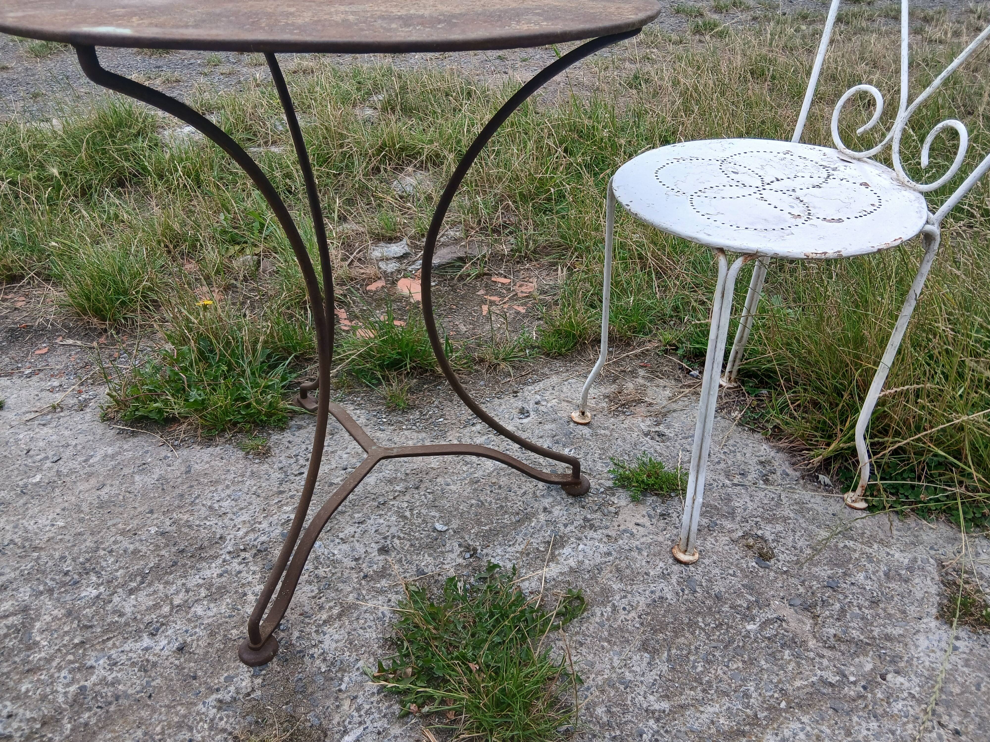 Table et chaise anciennes