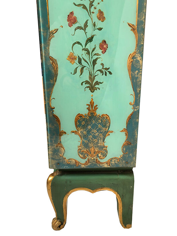 Venetian-style wooden lace-up with bouquets of flowers