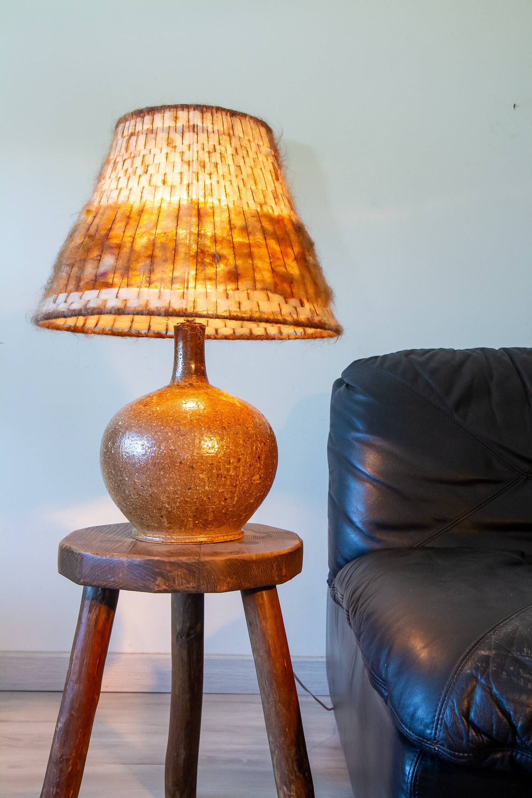 Lampe grés et laine brut, signée Alain Blanchard, 1970
