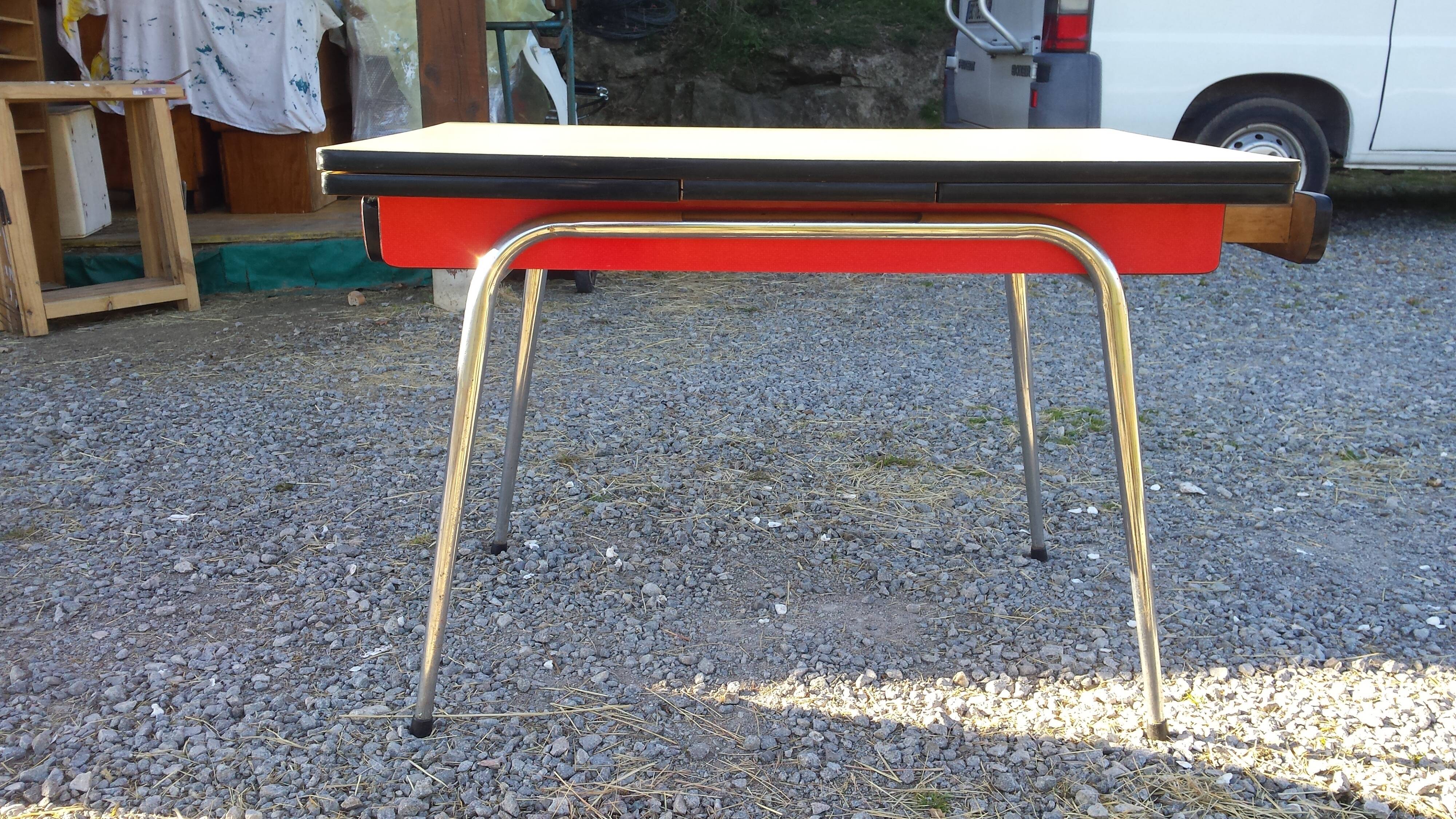Table et 4 chaises en formica