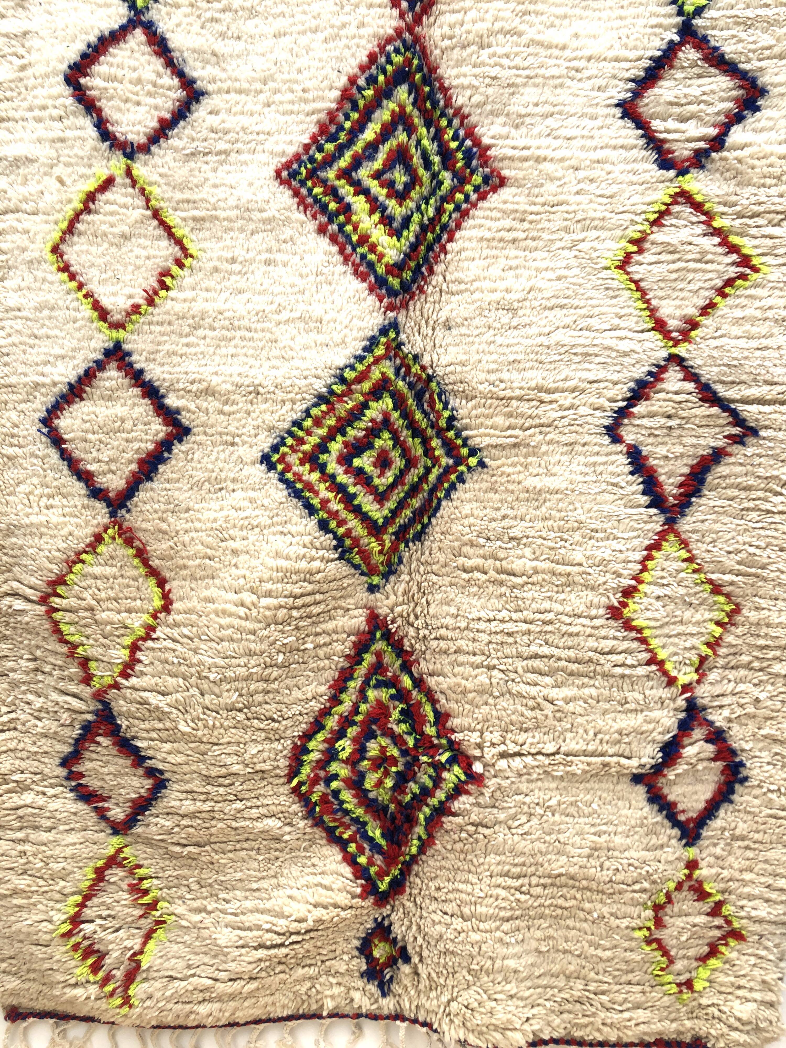 Tapis berbère marocain azilal à losanges fluos 226x150cm