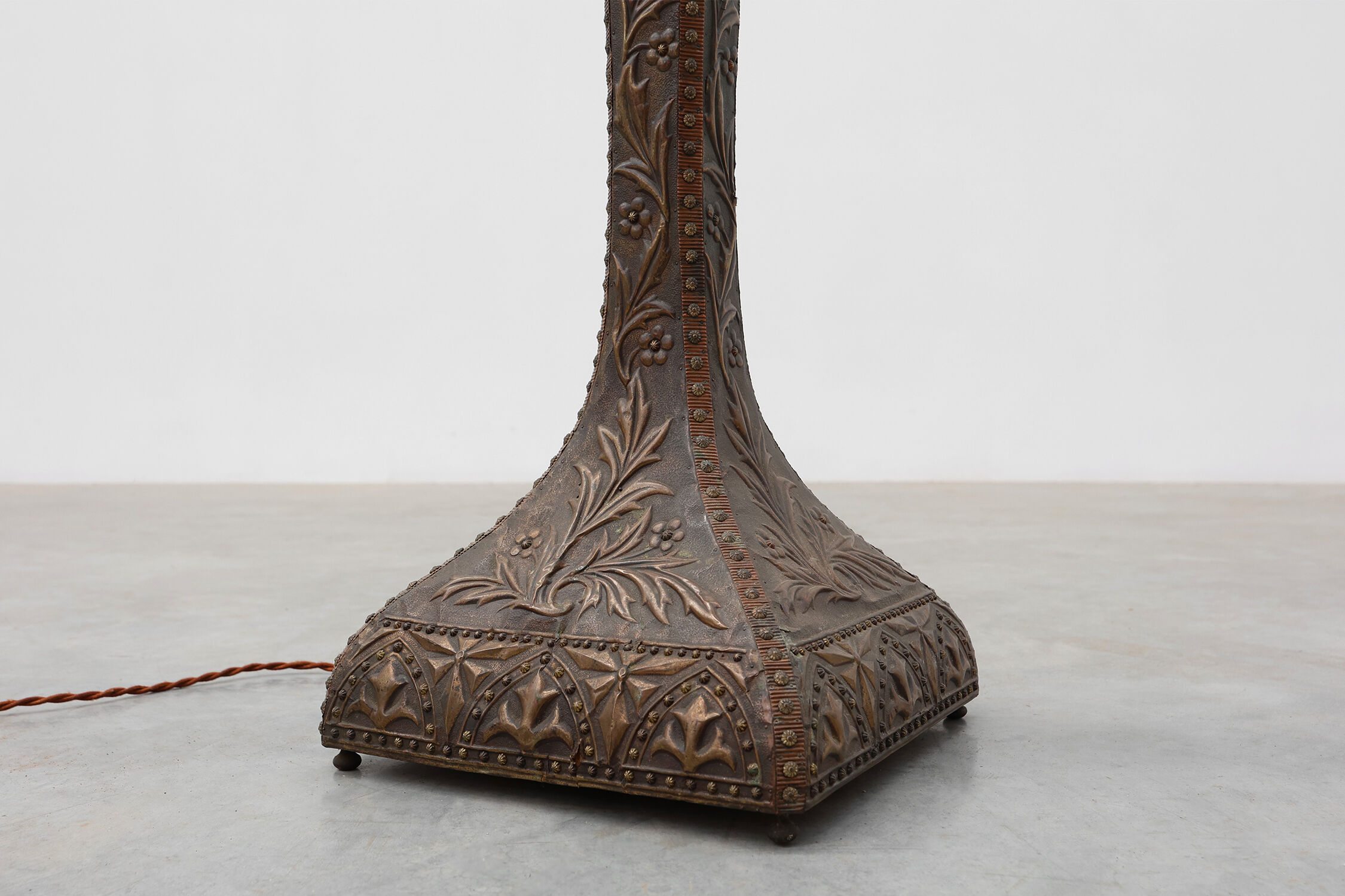 Art Nouveau floorlamp in hammered copper with frosted glass hood, Belgium