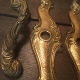 Béquilles et plaques en laiton de style Louis xv