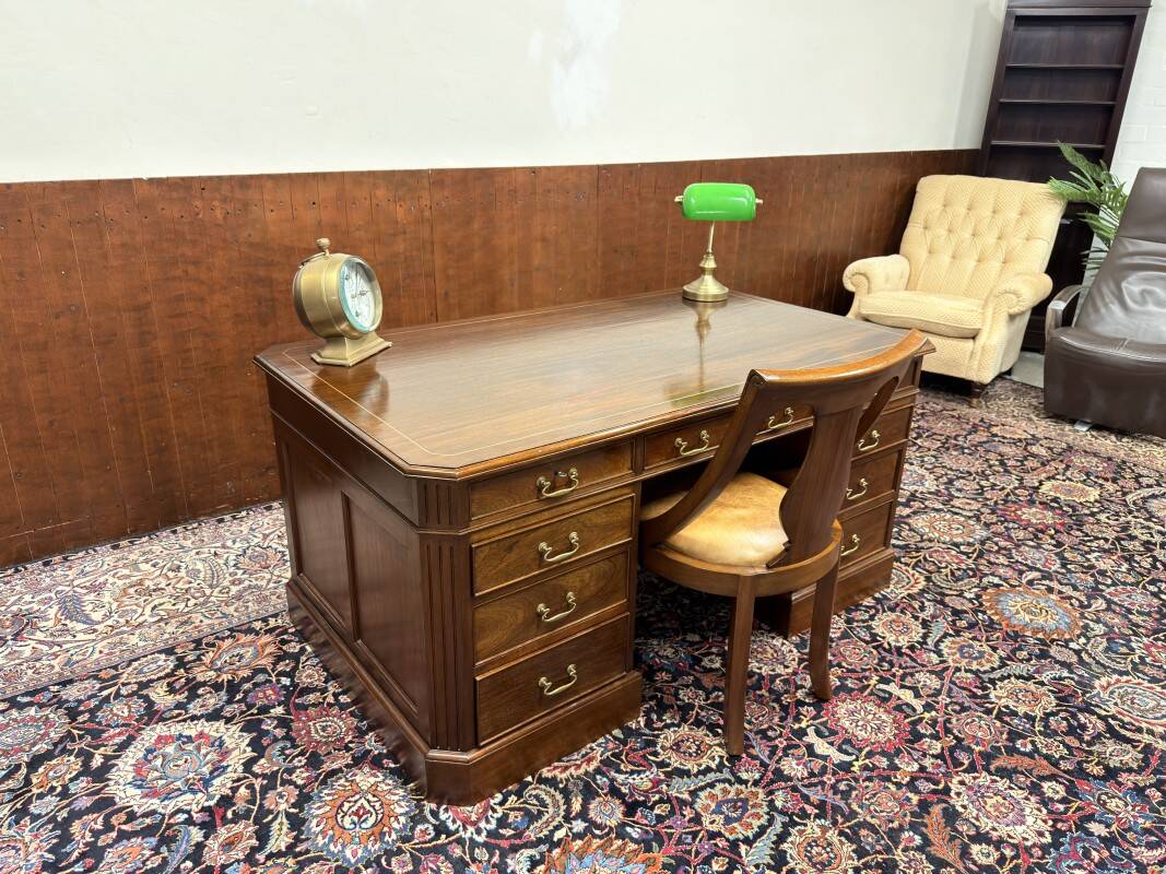 Bureau anglais classique avec chaise de bureau