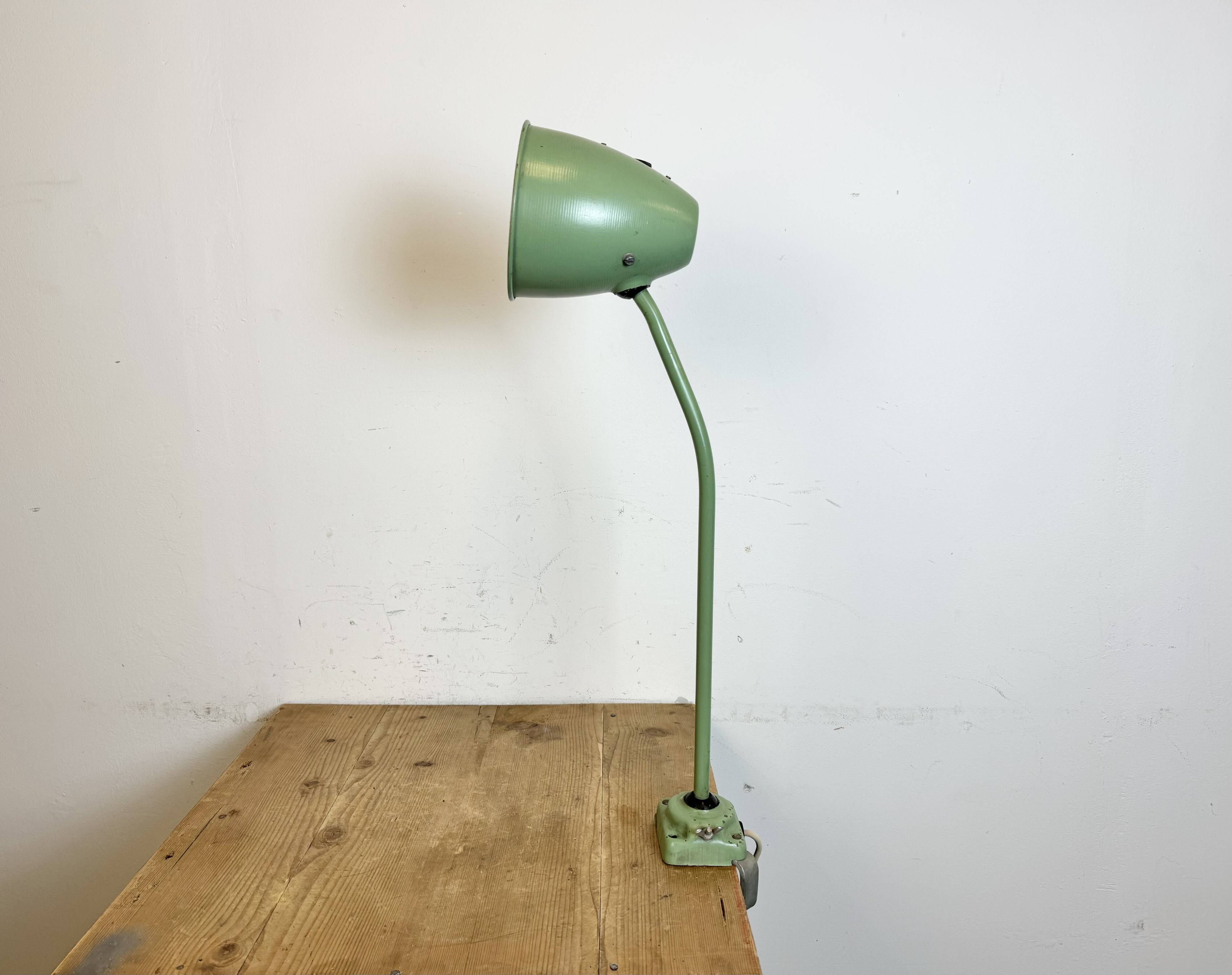 Lampe de table d'atelier industriel vert, 1960s