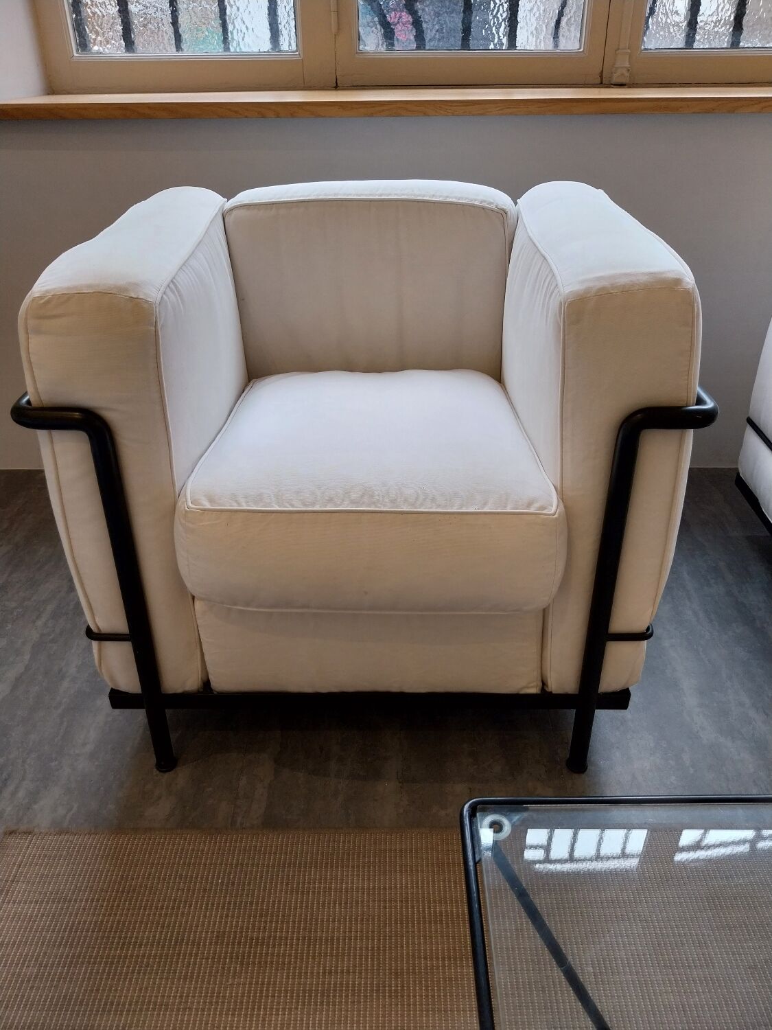 A sofa and two LC2 Cassina armchairs