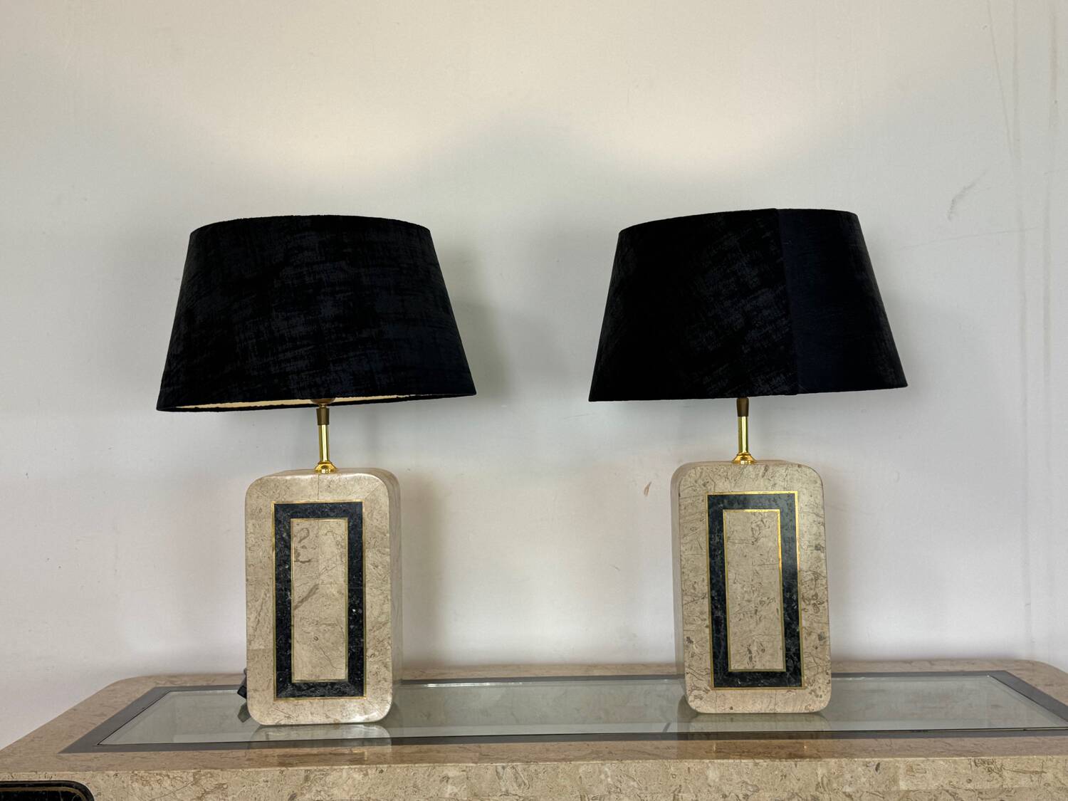 Table lamps in travertine and brass, Regency style, Maitland Smith, 1980.