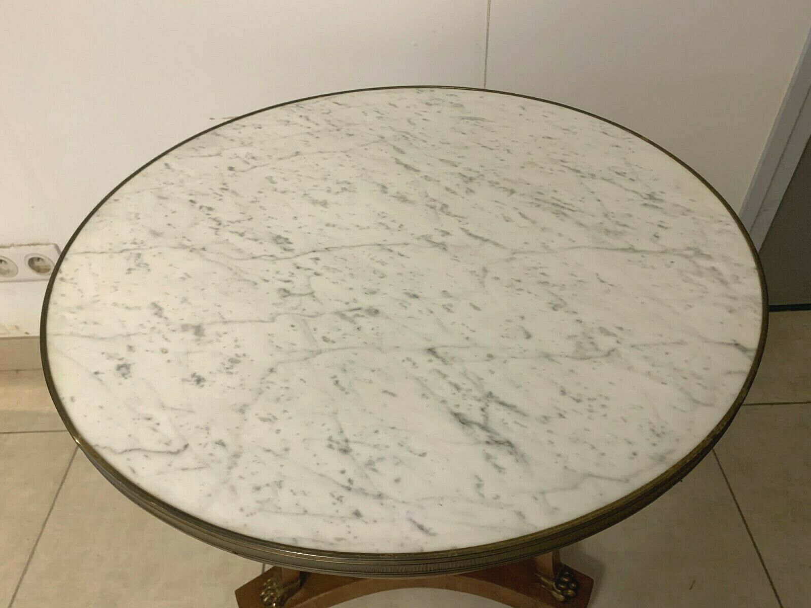 Empire-style tripode healing in mahogany top of marble gallery