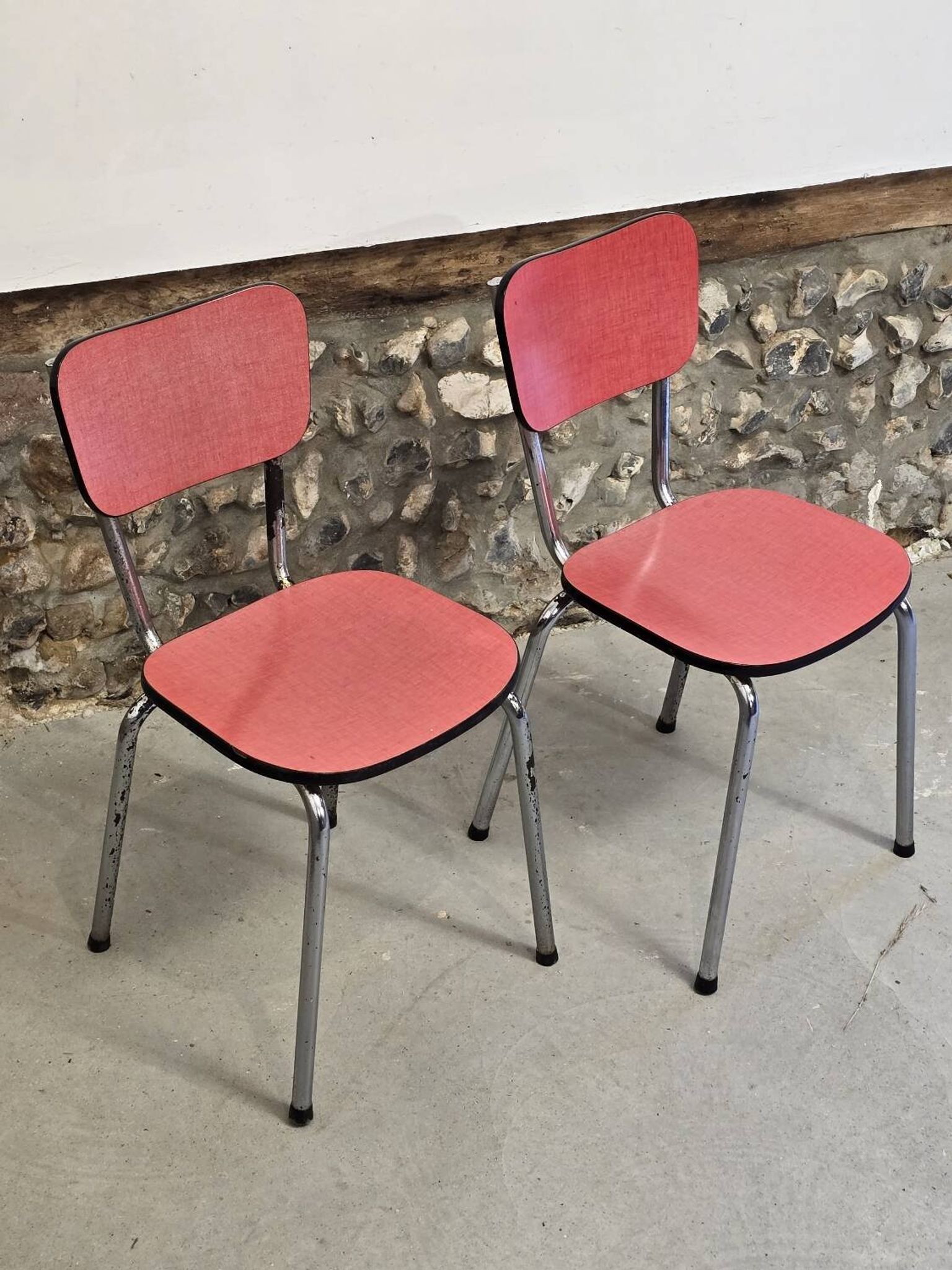 Paire de chaises en formica rose