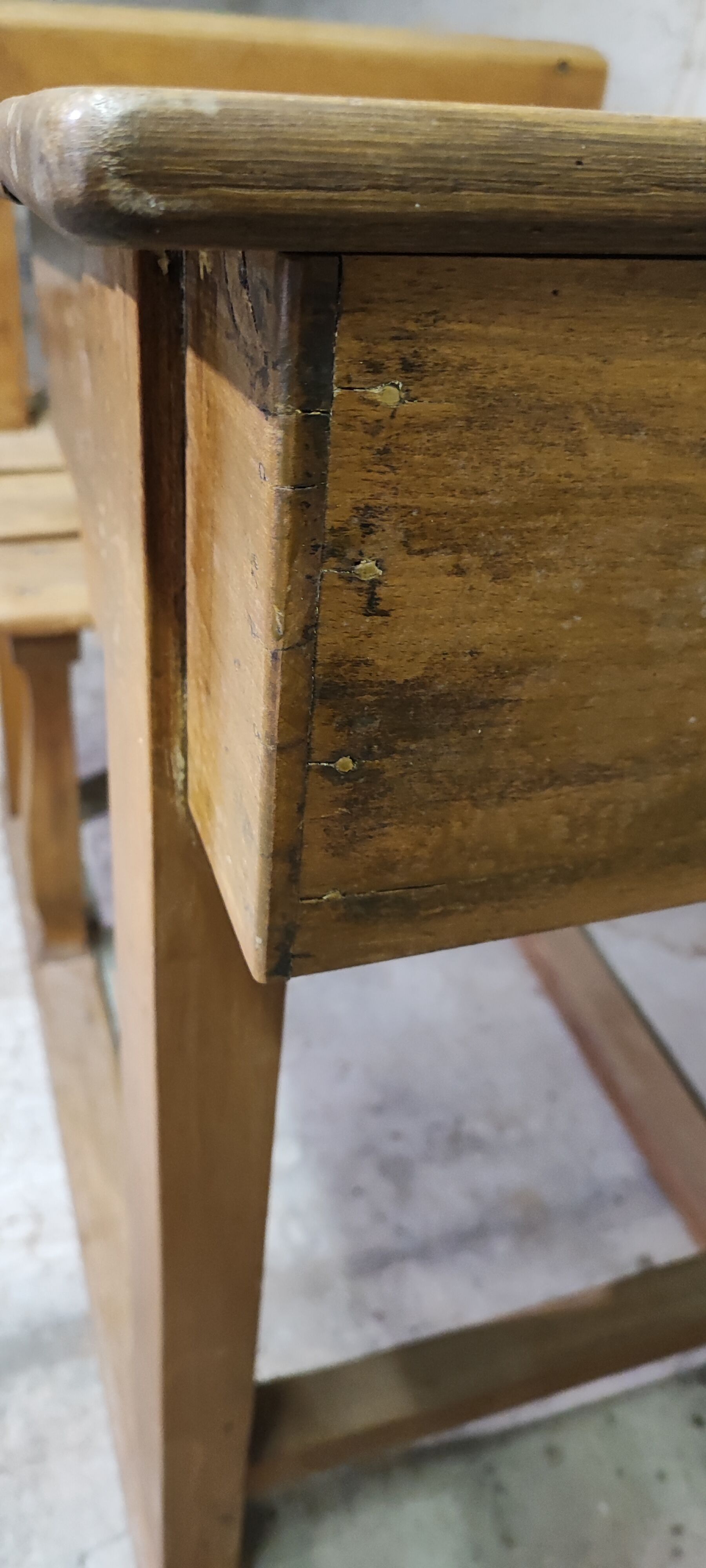 Bureau pupitre écolier une personne