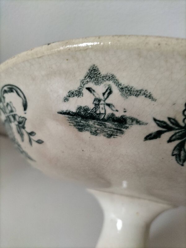 coupe sur piédouche en faïence fine – Manufacture de Grigny vers 1830–1860