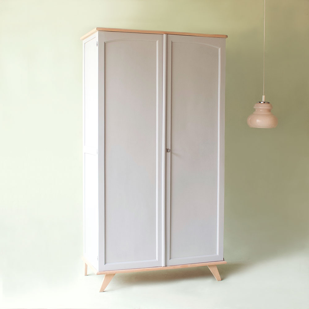 Wardrobe with compass feet