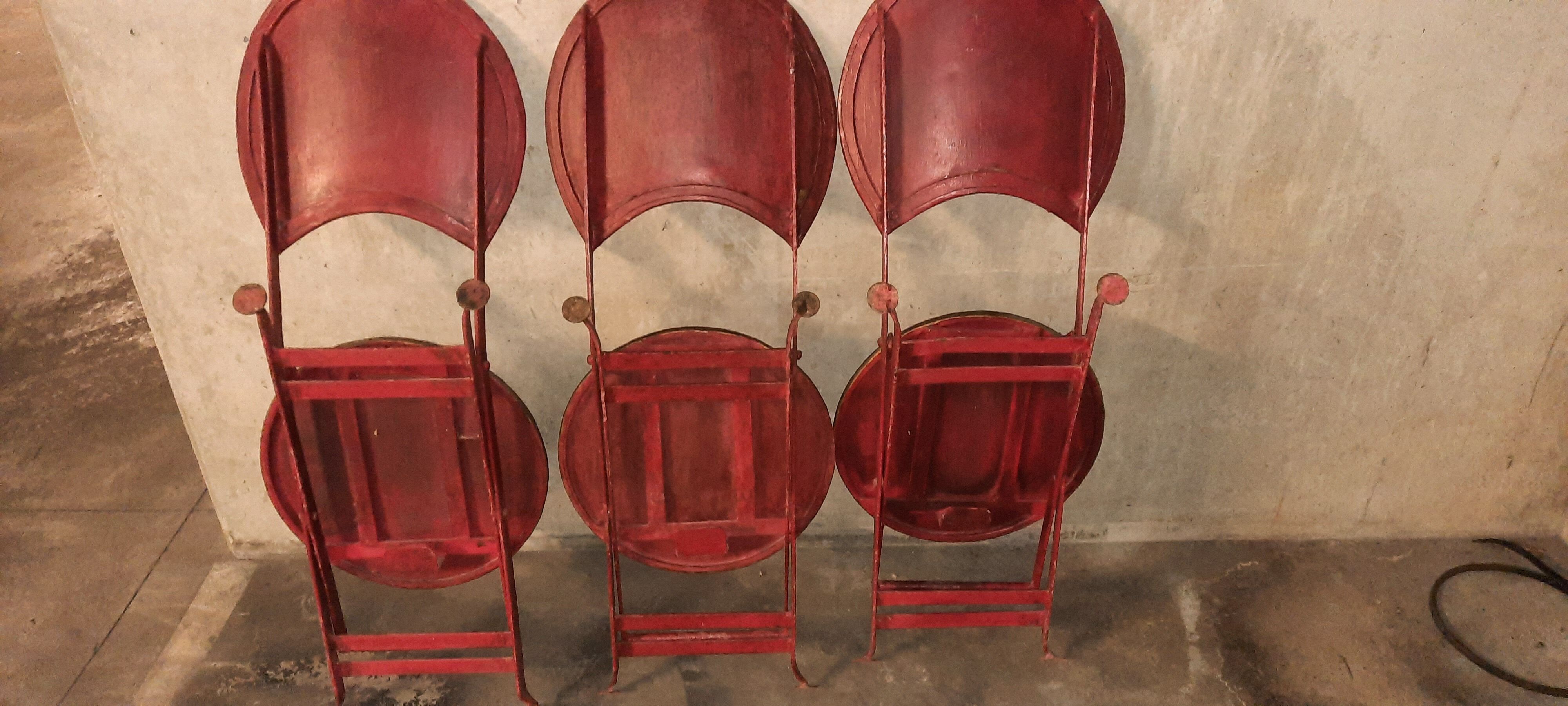 Table et chaises en tôle