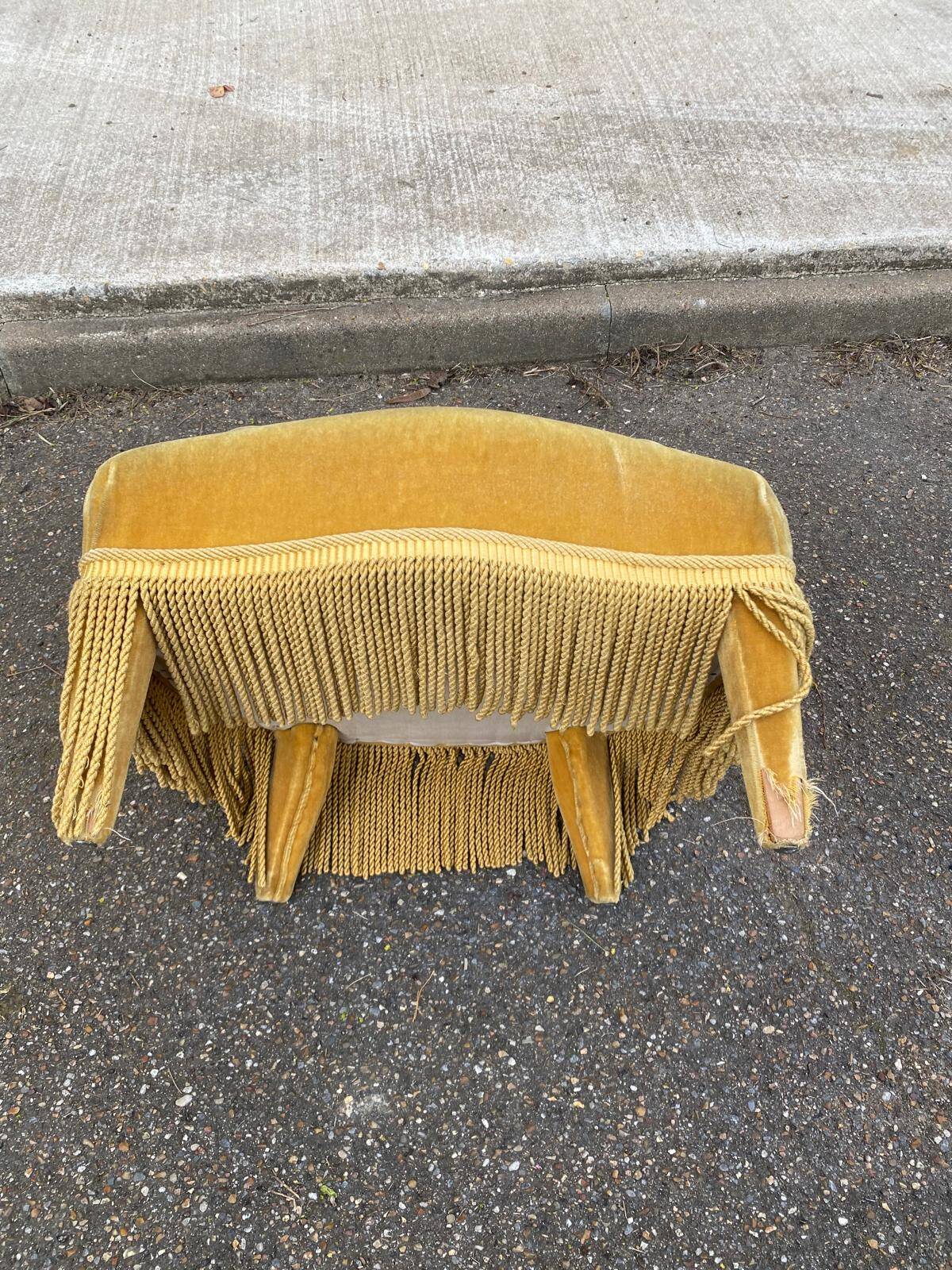Fauteuil crapaud en velours jaune moutarde du 19ème