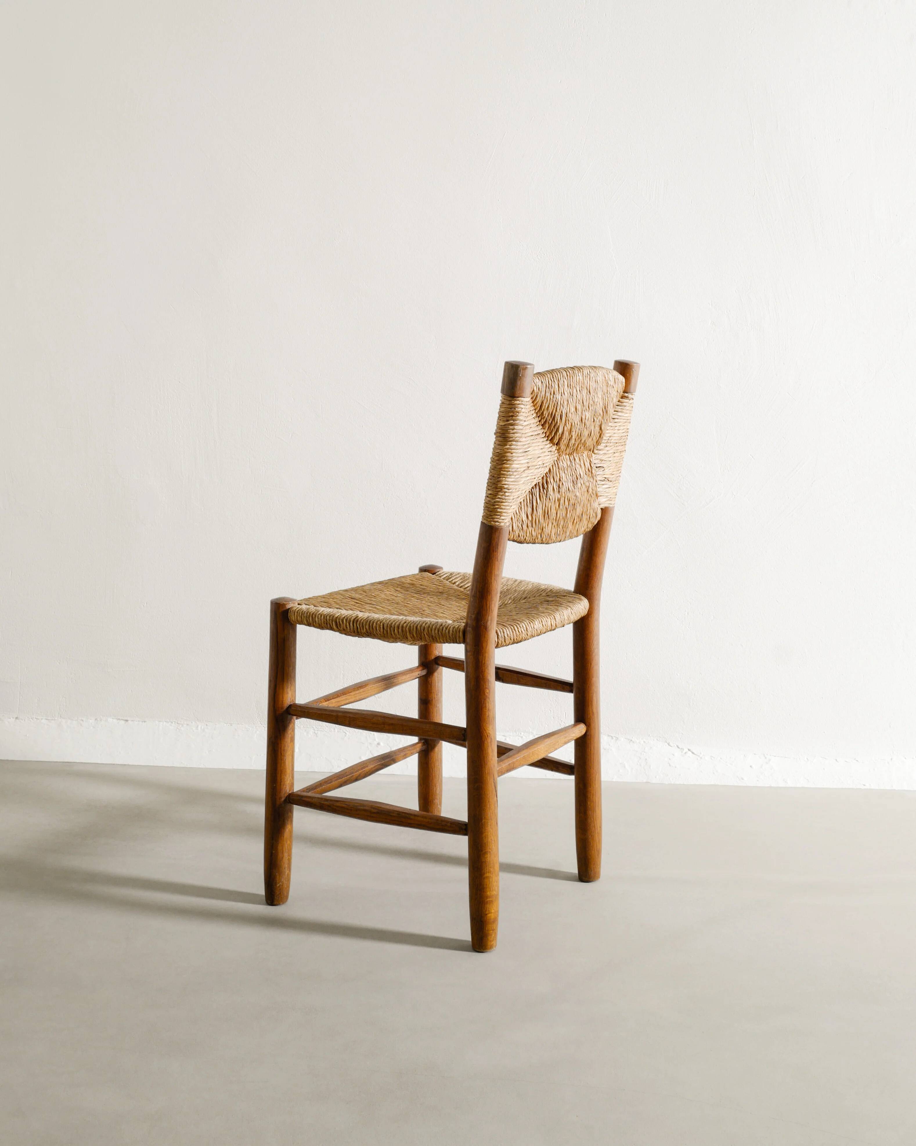 Chaises de salle à manger françaises en bois « N 19 » du milieu du siècle par Charlotte Perriand, années 1950