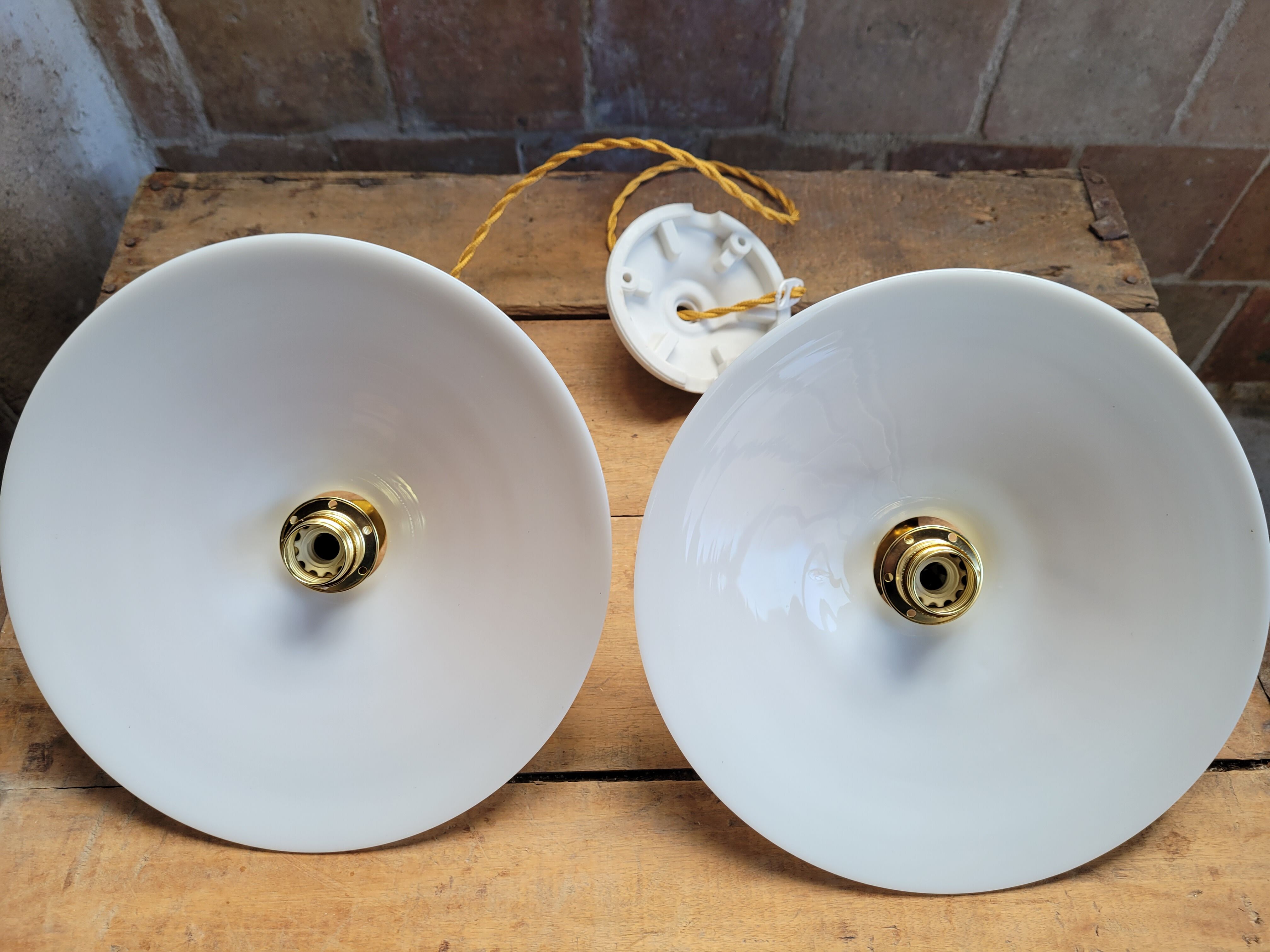 Duo of suspensions in white opaline