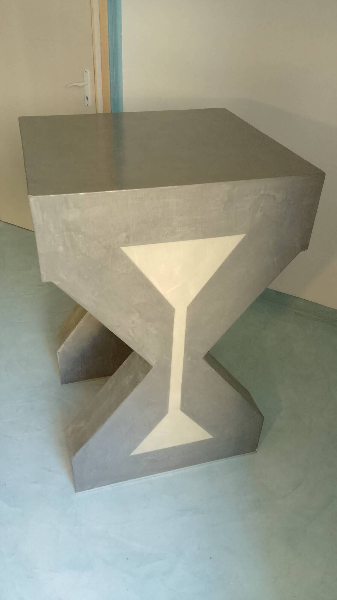 Pedestal / High side table in polished concrete – Unique artisan piece.