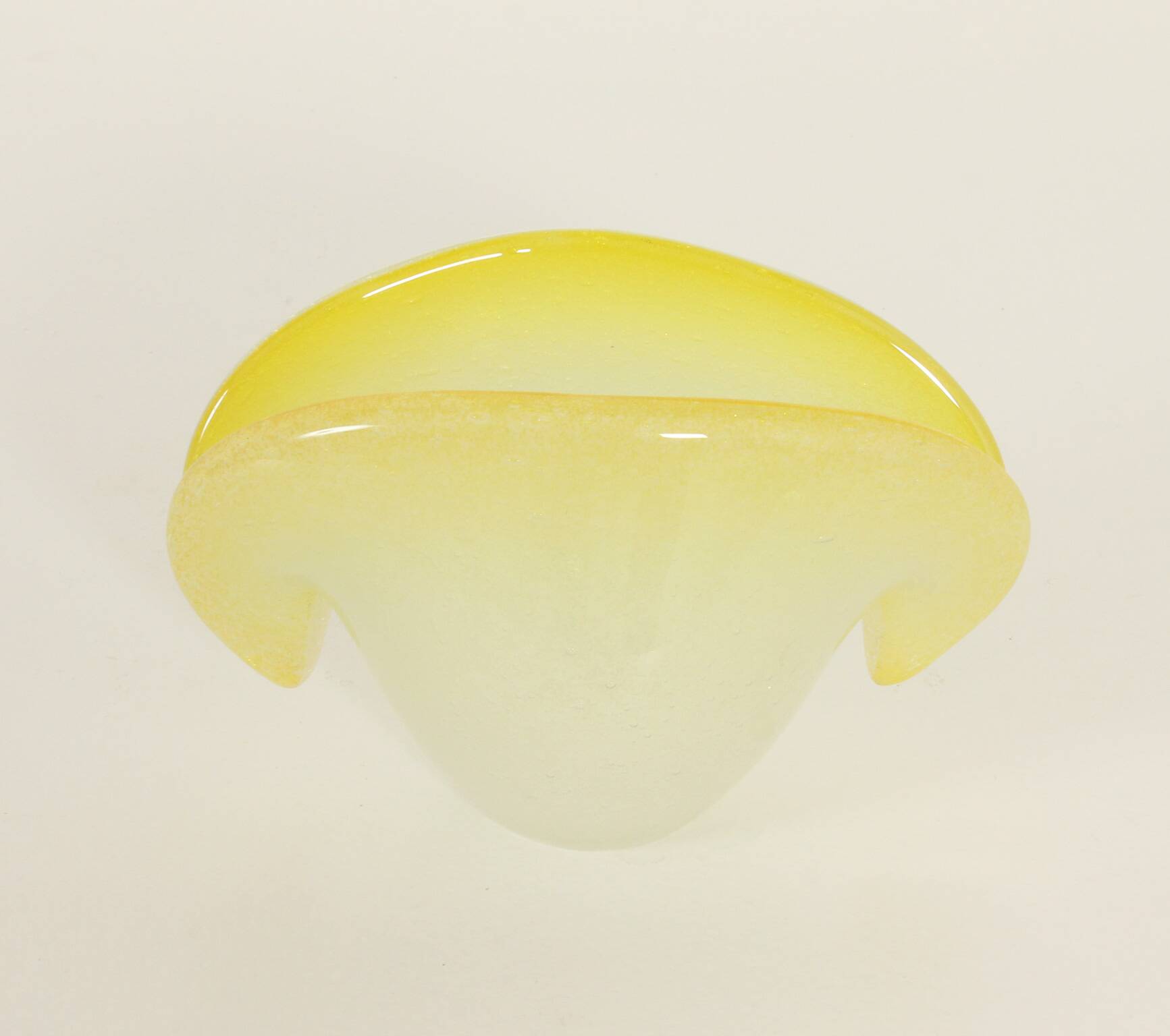 Bowl in the shape of a shell made of pulegoso Murano glass, Italy, 1960s.