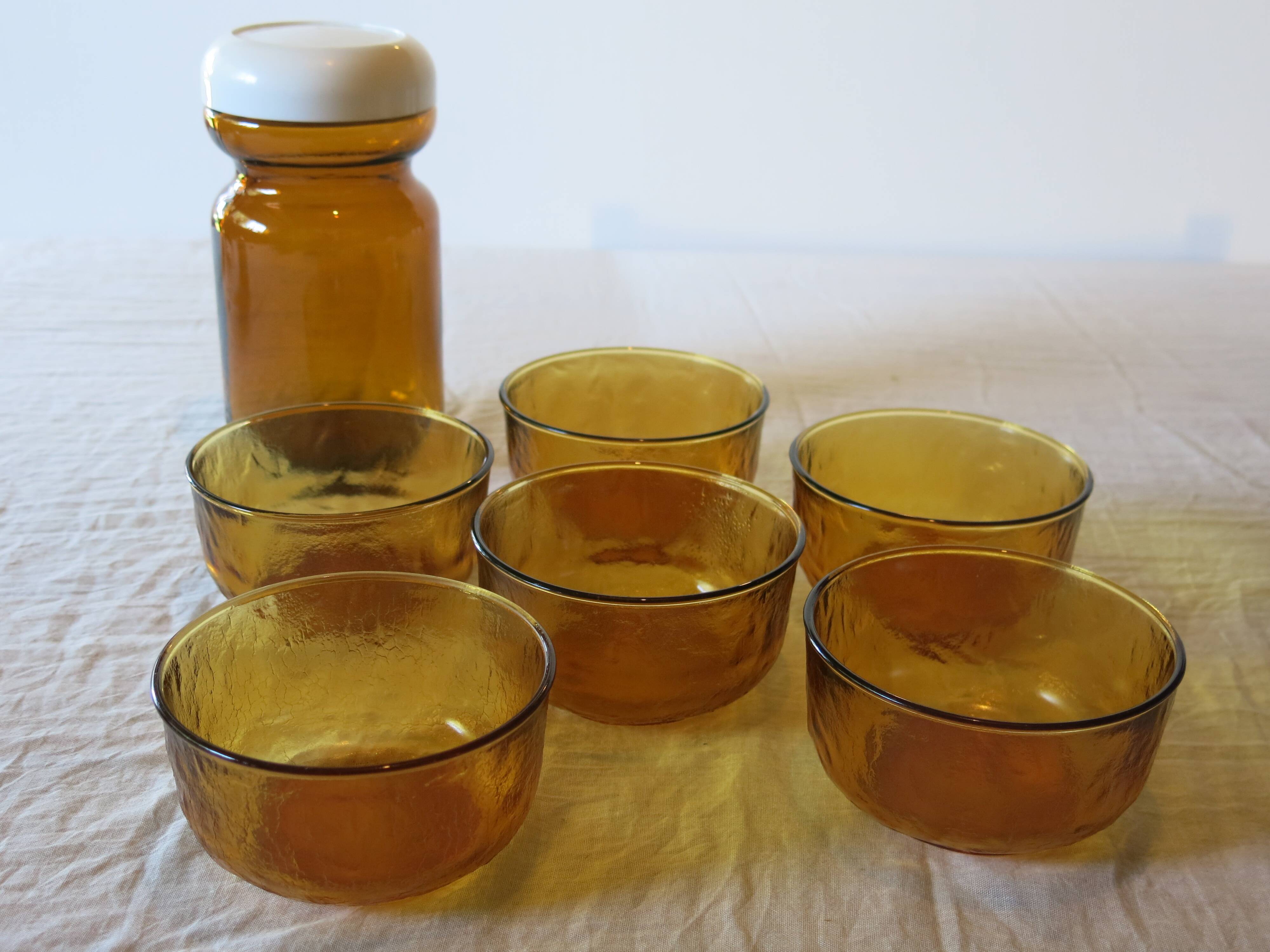 6 bols en verre opaque jaune de chez Lever en très bon état.