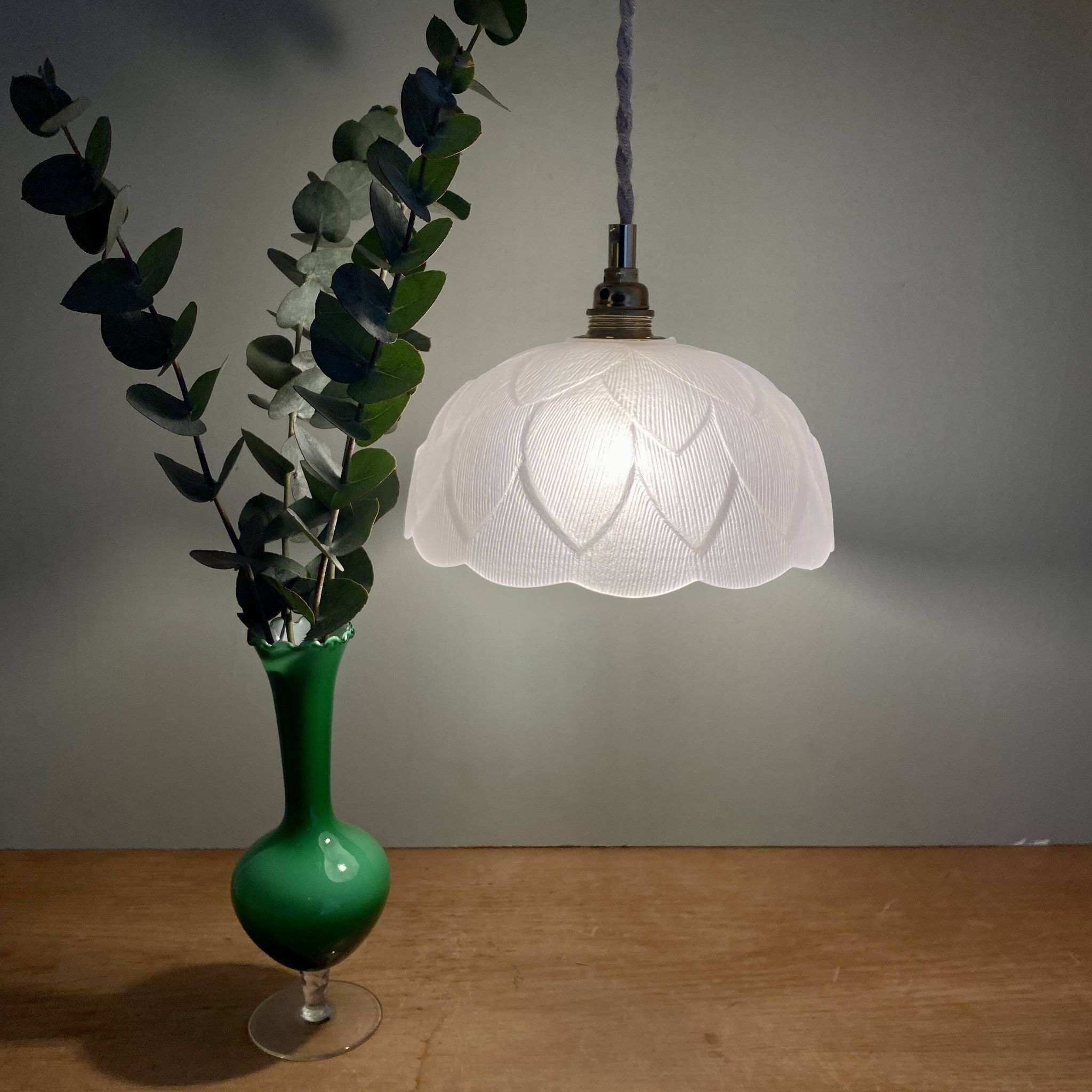 Suspension vintage motif fleur en verre dépoli