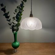 Suspension vintage motif fleur en verre dépoli