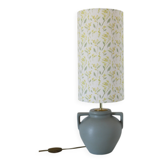 Lampe à poser, pied vase à anses géométriques et abat-jour imprimé