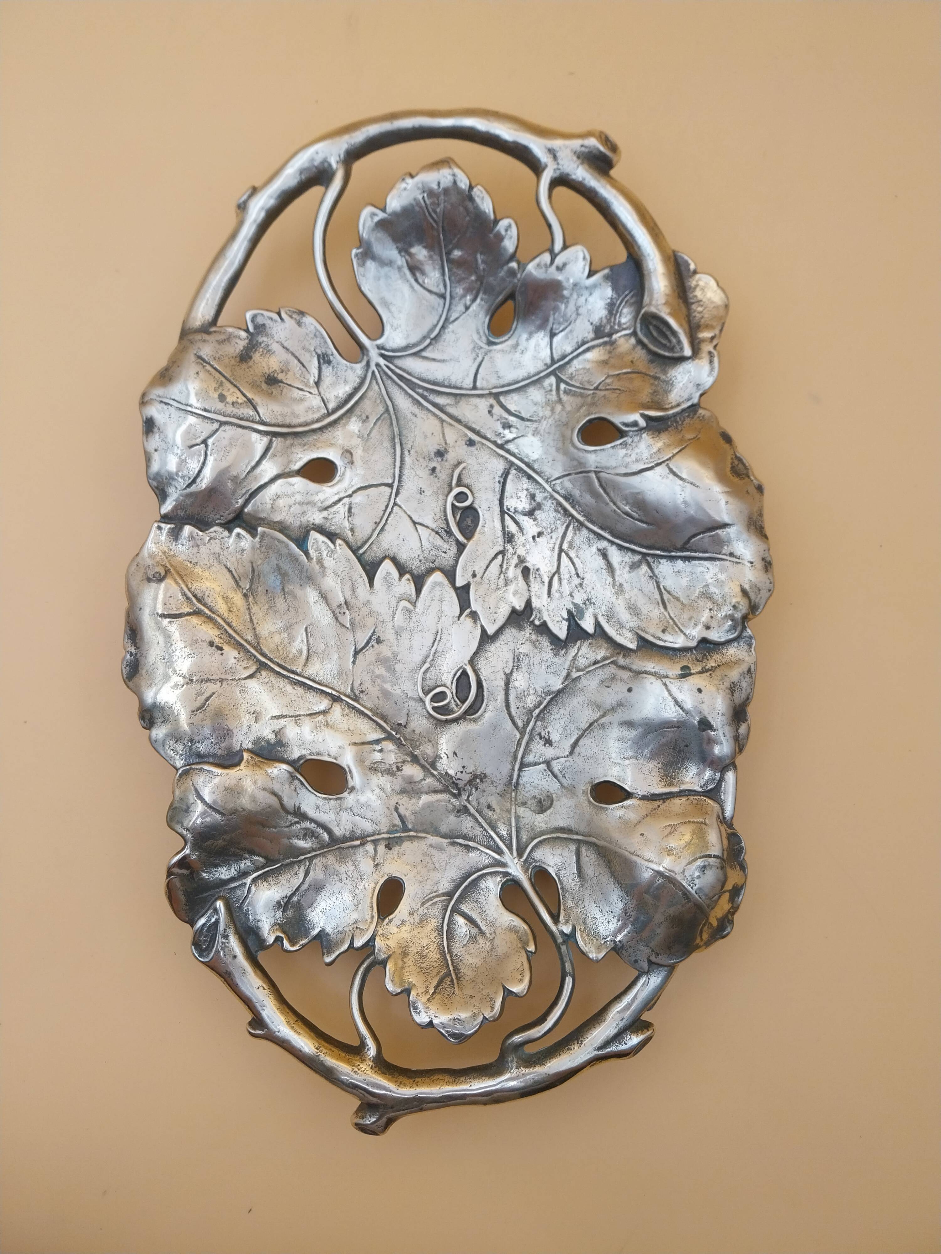 Brass plateau in the shape of vine leaves, large catchall.