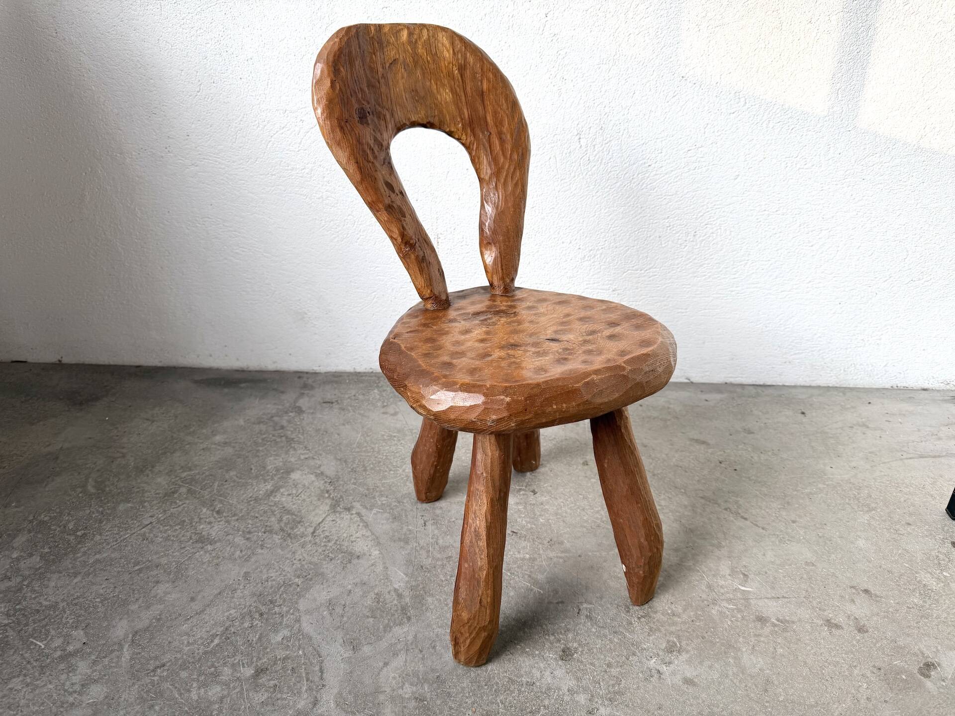 Petite chaise sculptée à la gouge