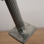 Soliflore ou bougeoir vintage en métal argenté – Colonne cannelée sur socle carré