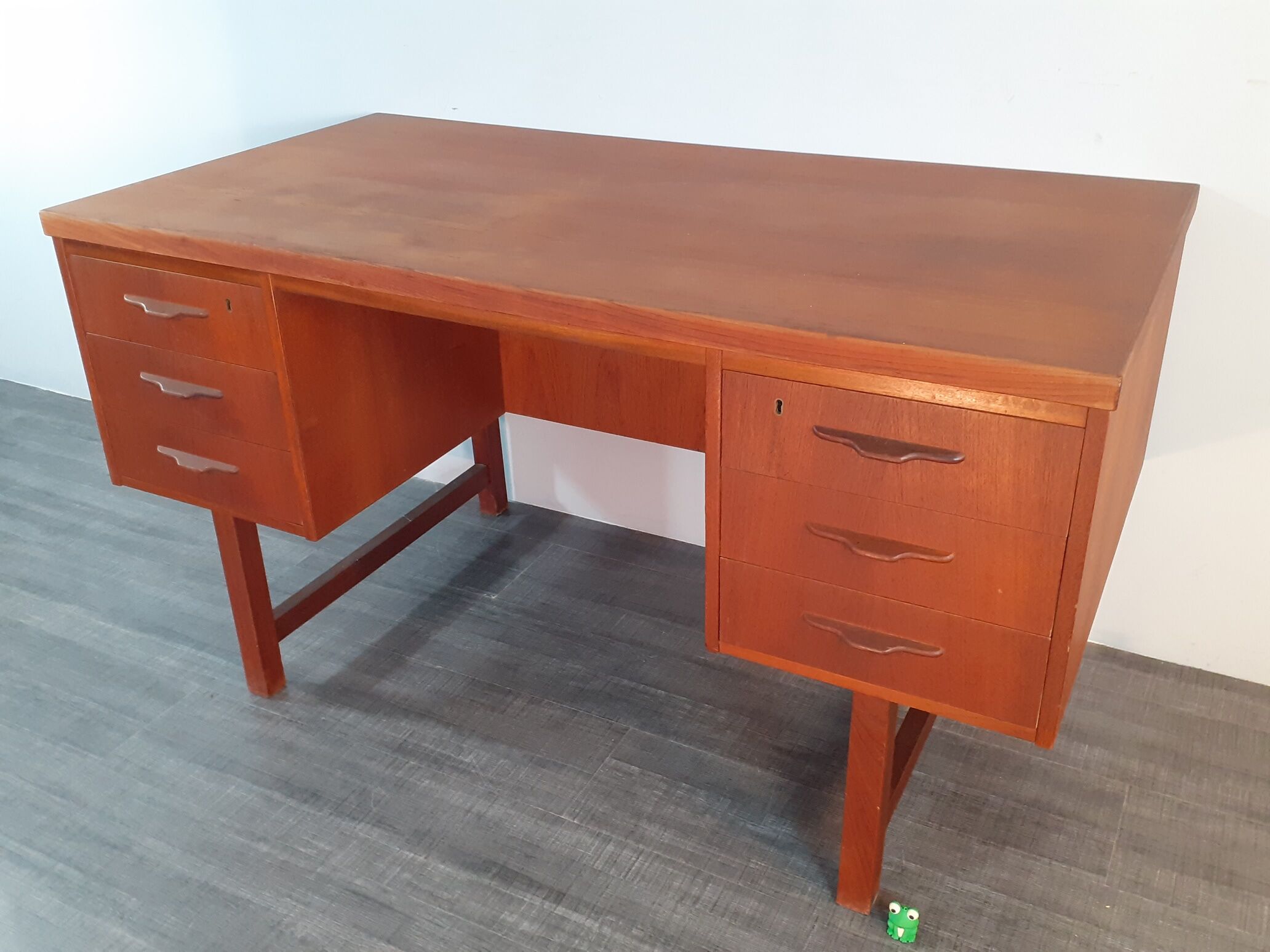 Small danish vintage desk in 1960s teck