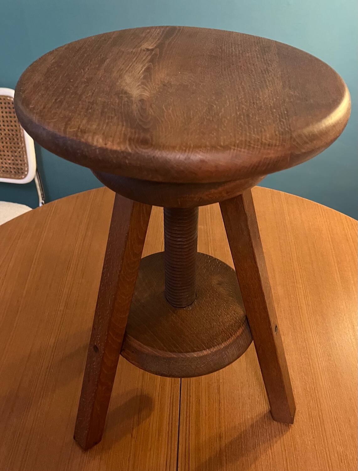 Wooden tripod stool from the 1970s, pivotable and adjustable