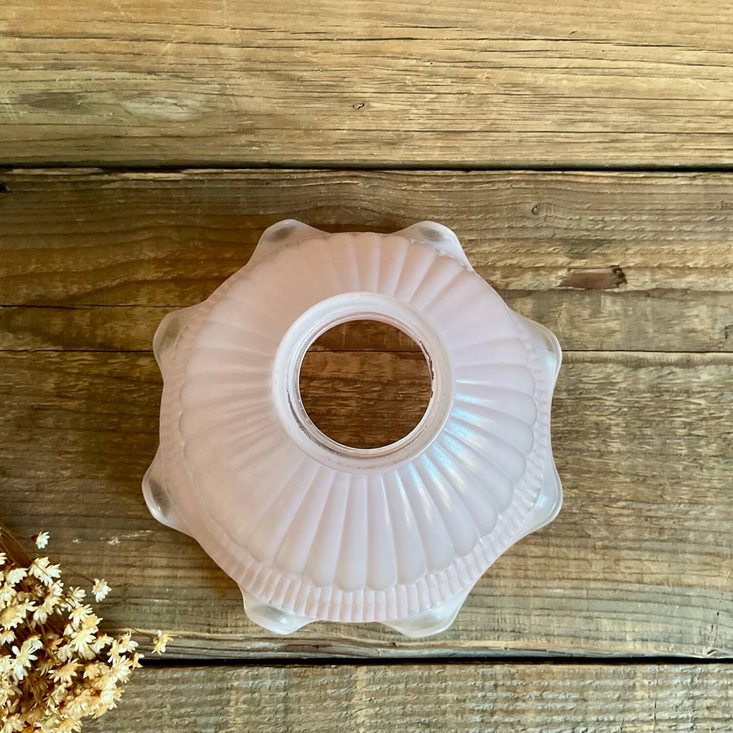 Suspension globe in pink opaline glass