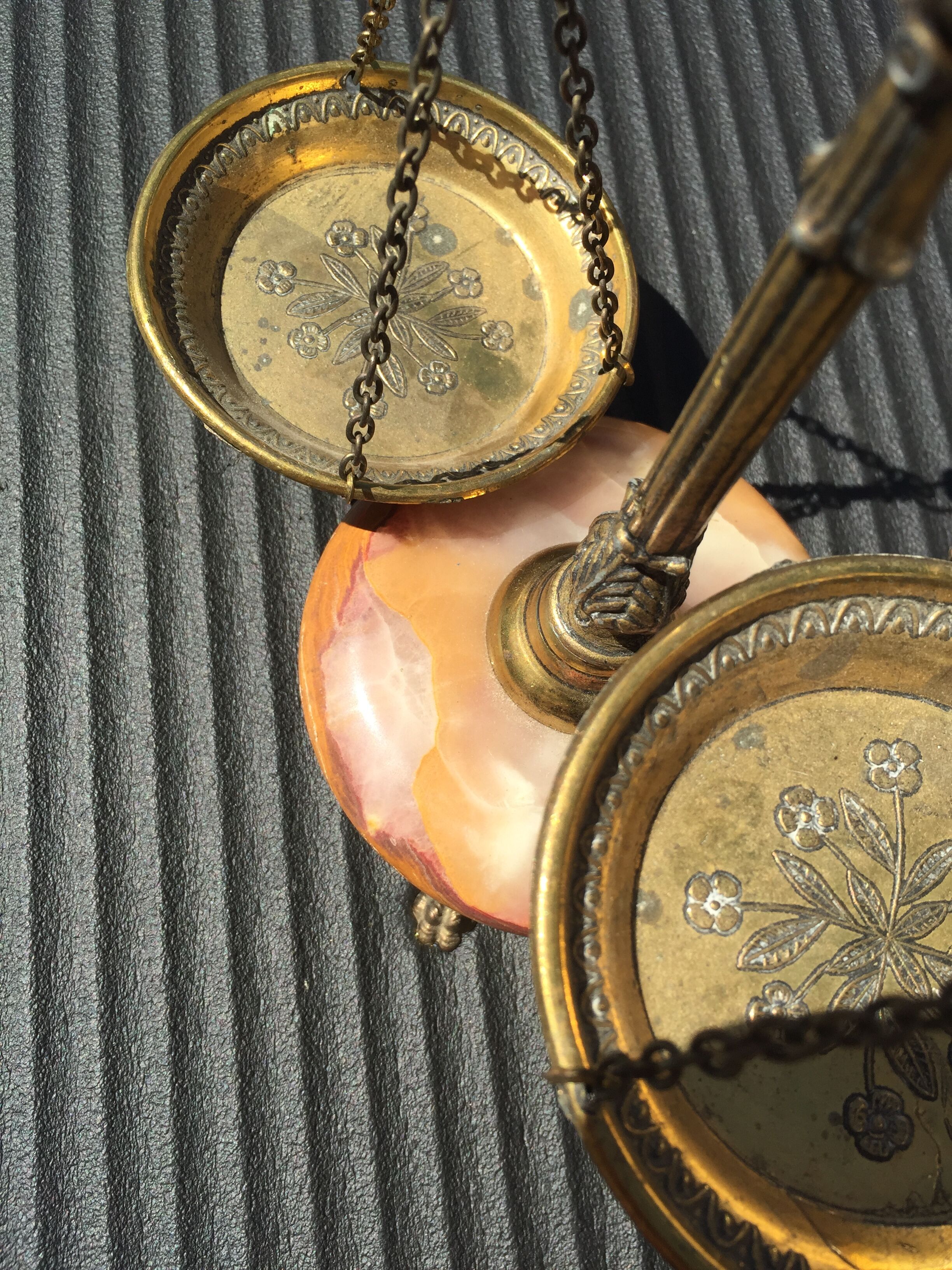 Decorative onyx scale - Justice