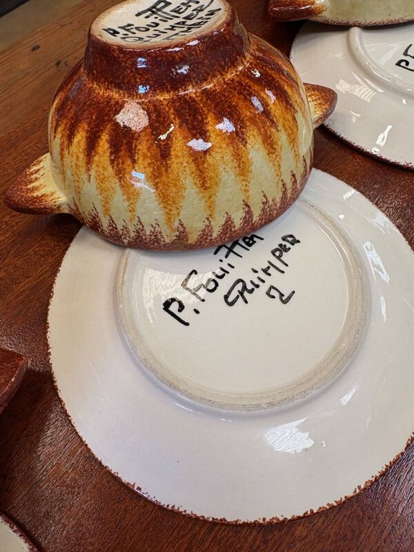 Set de 12 bols à oreilles avec soucoupes – Faïence de Quimper – P. Fouillen