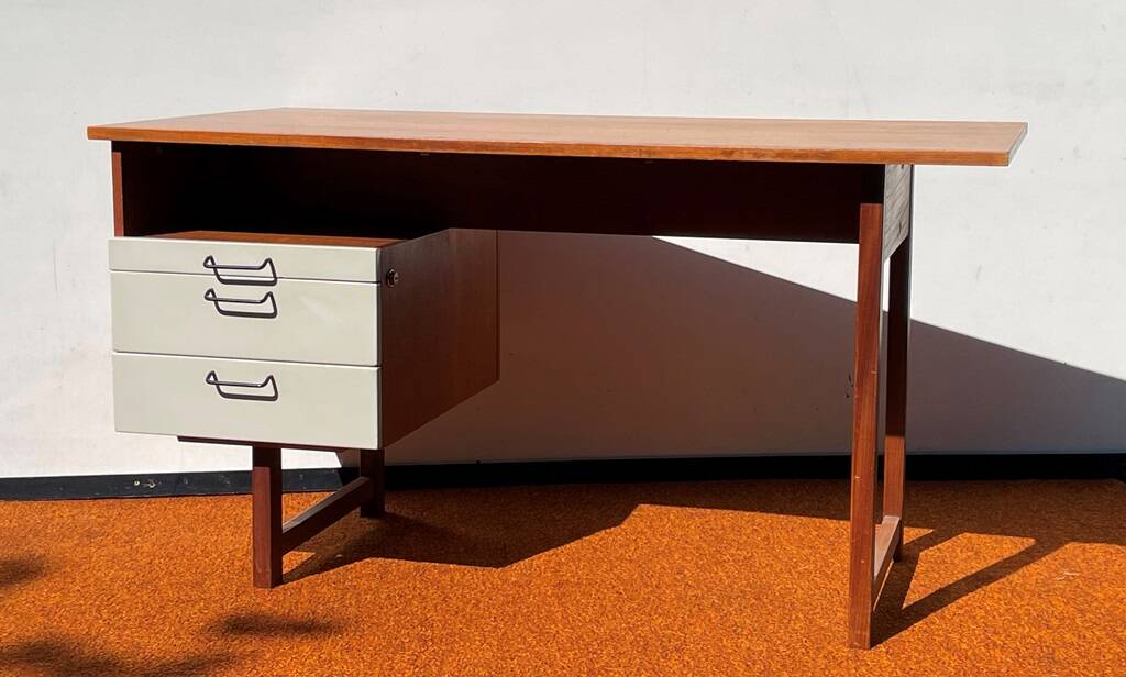 Pastoe desk. vintage 70s