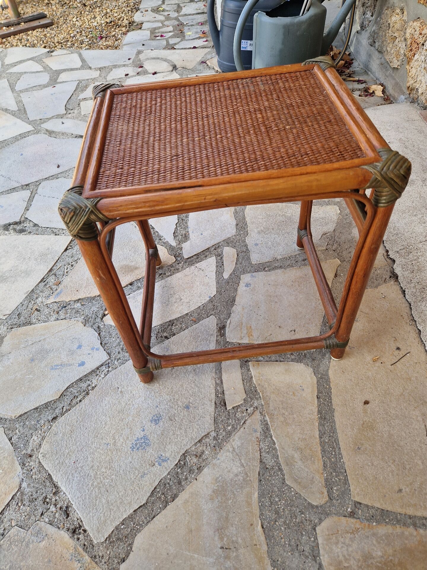 Table de chevet en rotin vintage
