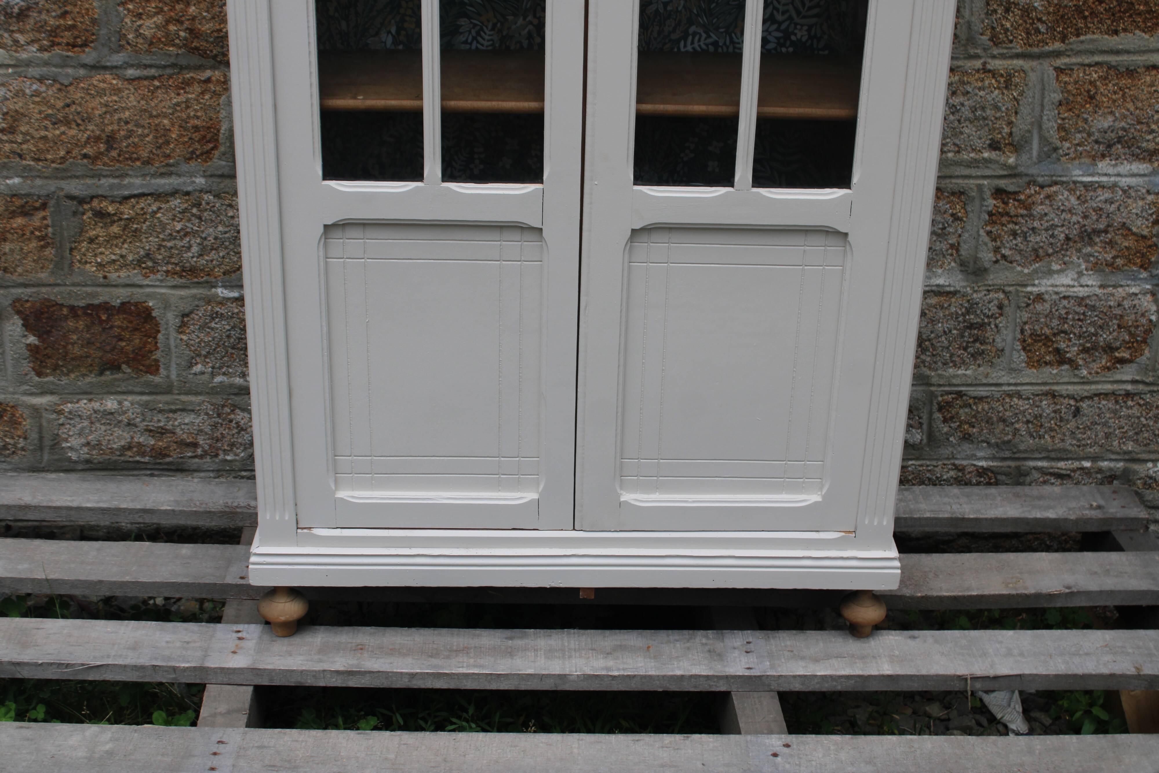 Vitrine parisienne ancienne rénovée – blanc cassé