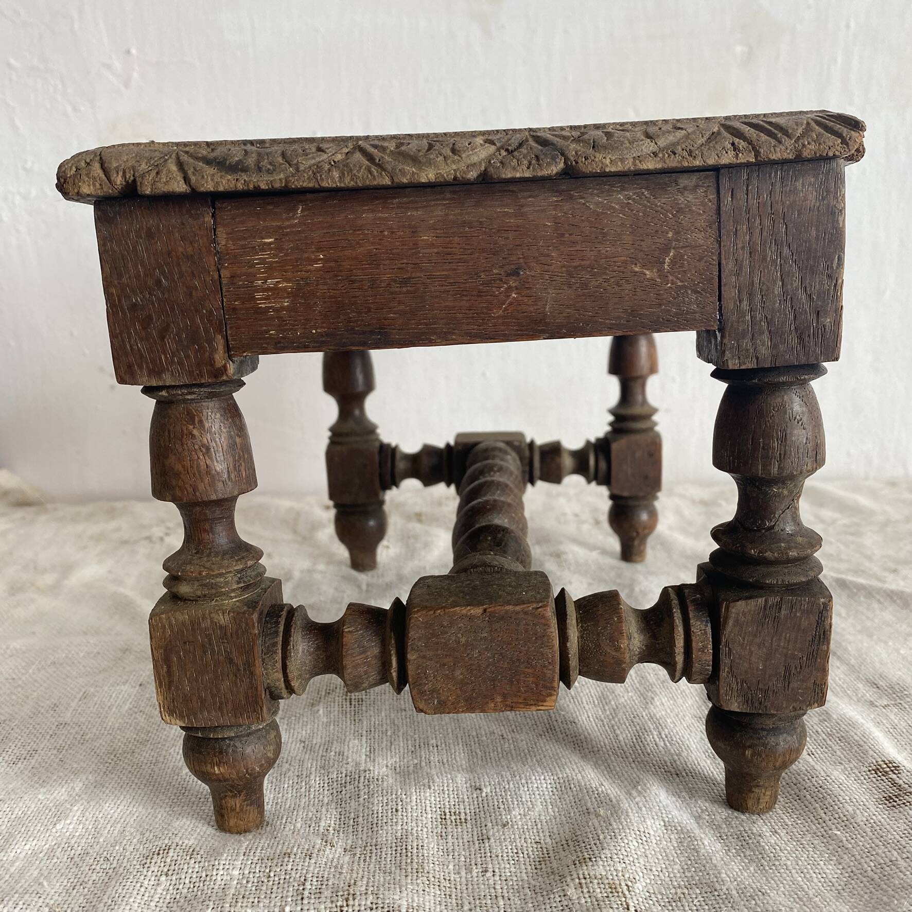 Ancien tabouret bas en bois tourné et gravé