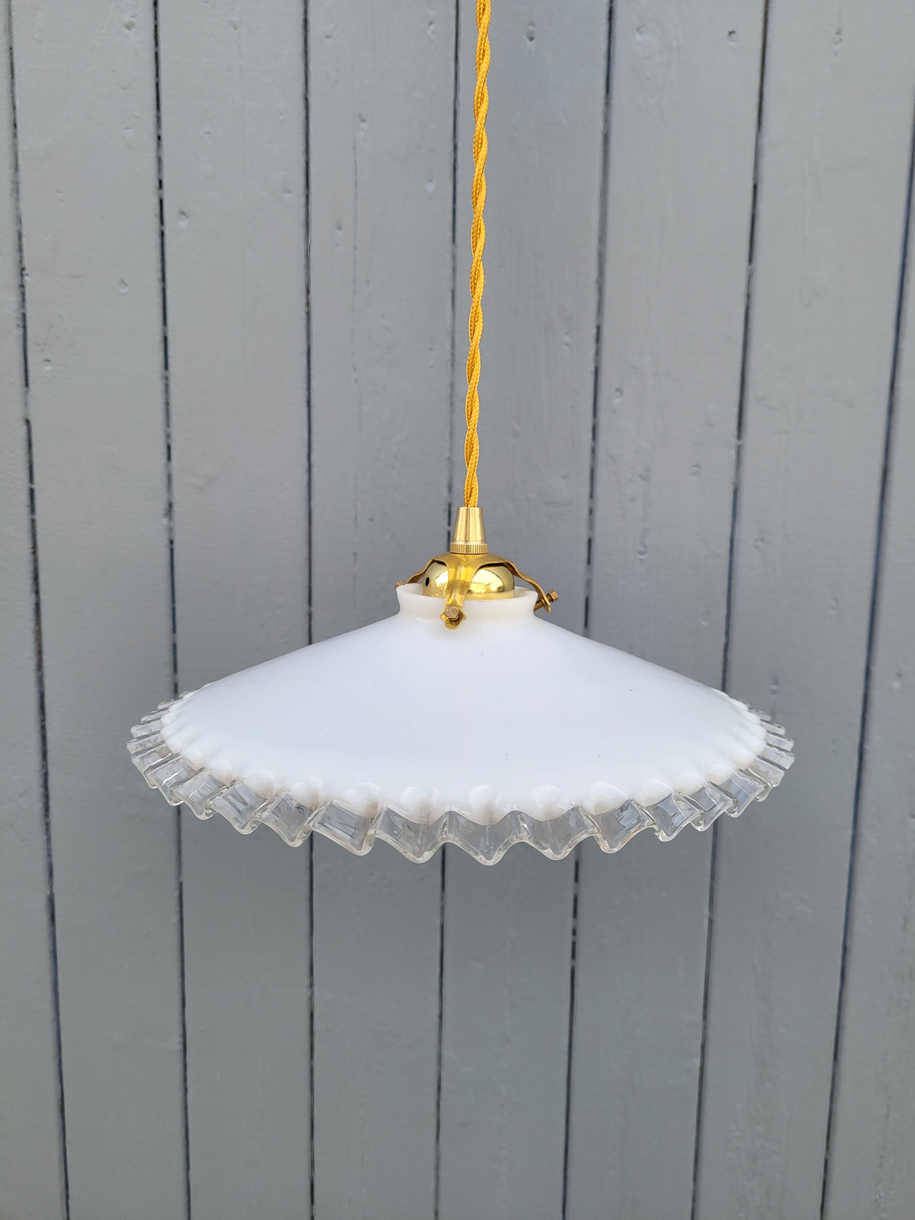 Serrated opaline suspension