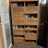 Trade cabinet with flaps